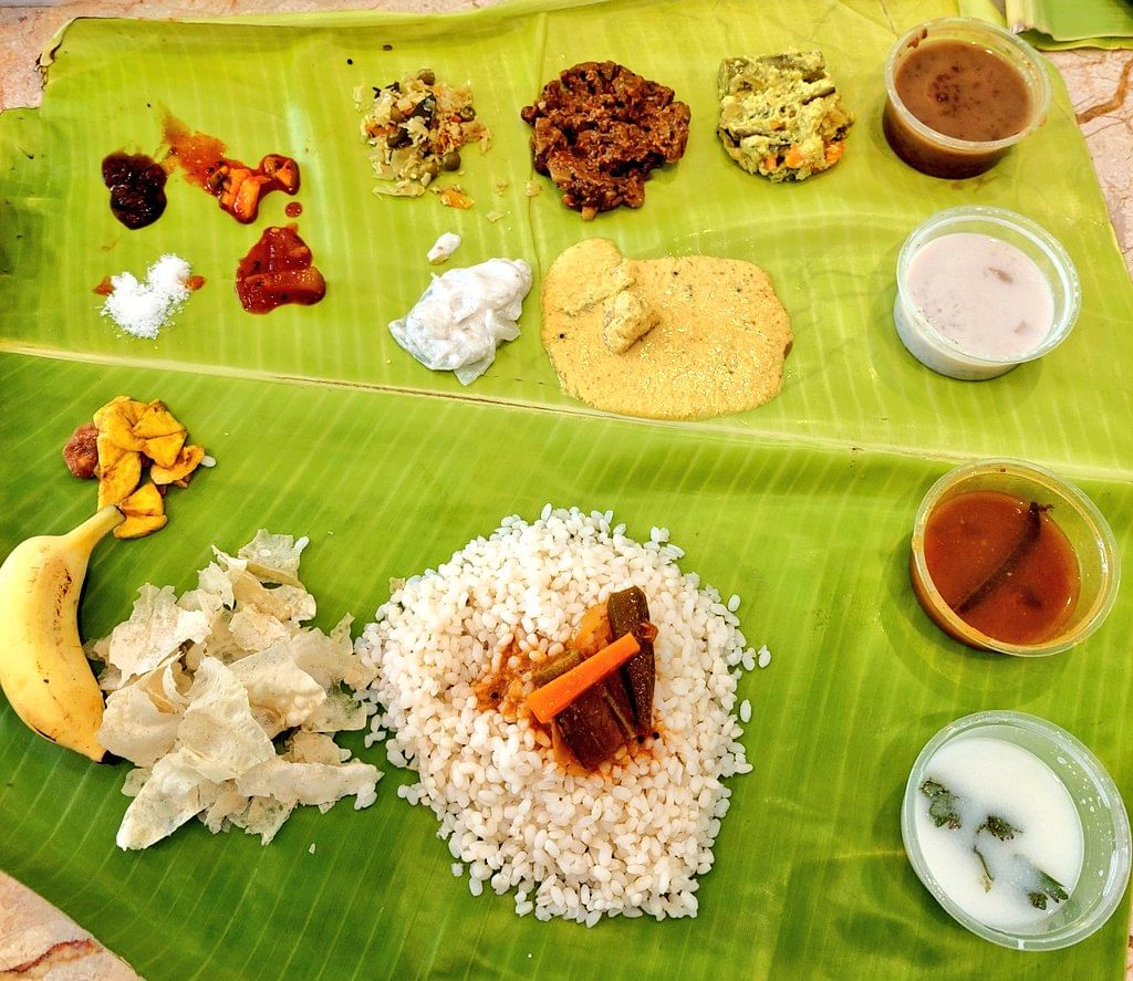 ഓണസദ്യ പ്രമേഹരോഗികൾക്കൊരു വെല്ലുവിളിയാണ്. ചില കാര്യങ്ങൾ ശ്രദ്ധിച്ചാൽ പ്രമേഹരോഗികൾക്കും ഓണസദ്യ ആസ്വദിക്കാനാവും. വറുത്ത ഭക്ഷണം ഒഴിവാക്കി വേവിച്ചതും ഗ്രിൽ ചെയ്തതുമായി വിഭവങ്ങൾ തിരഞ്ഞെടുക്കാൻ ശ്രദ്ധിക്കണം. ഇത് എല്ലാ തരത്തിലും ആരോഗ്യകരമായ രീതിയാണ്. (Image Courtesy- Social Media)