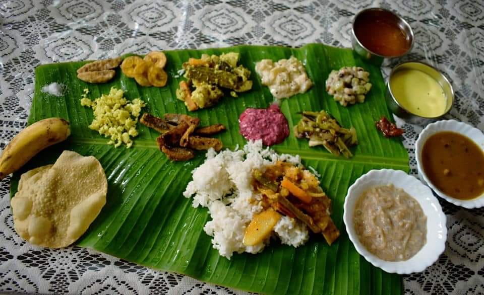 പലതരം പായസങ്ങളും ശർക്കരവരട്ടിയും മറ്റ് മധുരങ്ങളും പതിവുള്ള ആഘോഷക്കാലമാണ് ഓണം. ആ ദിവസങ്ങളിൽ ഒരല്പം ശ്രദ്ധിച്ച്, ഒരല്പം നിയന്ത്രിച്ച് ഭക്ഷണം കഴിച്ചാൽ ആരോഗ്യം സംരക്ഷിച്ച് നിർത്താനും ആഘോഷിക്കാവുന്ന ഓണങ്ങളുടെ എണ്ണം കൂട്ടാനും സഹായിക്കും.