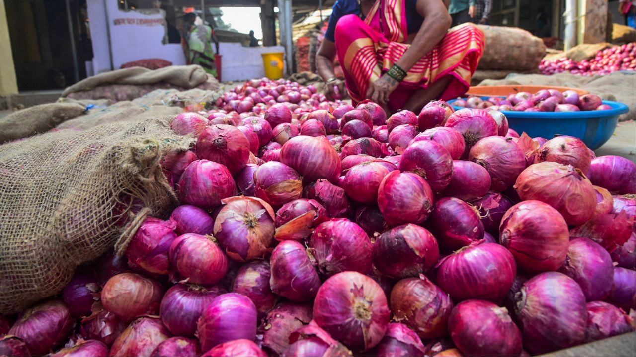 മറ്റൊരു ദീപാവലിക്കാലം കൂടി വന്നെത്തിക്കഴിഞ്ഞു. ഉത്സവ സീസണുകള്‍ പൊതുവേ നിത്യോപയോഗ സാധനങ്ങളുടെ വിലവര്‍ധിപ്പിക്കുന്ന സമയം കൂടിയാണ്. എല്ലാ ആഘോഷങ്ങളും വിലക്കയറ്റത്തിന്റെ രൂപത്തില്‍ ജനങ്ങള്‍ക്ക് ഇരുട്ടടി നല്‍കും. വിലക്കയറ്റം നിയന്ത്രിക്കുന്നതിന്റെ ഭാഗമായി സര്‍ക്കാരിന്റെ ഭാഗത്ത് നിന്നുണ്ടാകുന്ന ഇടപെടലുകള്‍ ഫലം കാണുന്നത് ജനങ്ങള്‍ക്ക് ആശ്വാസം നല്‍കുന്നു. (Image Credits: PTI)