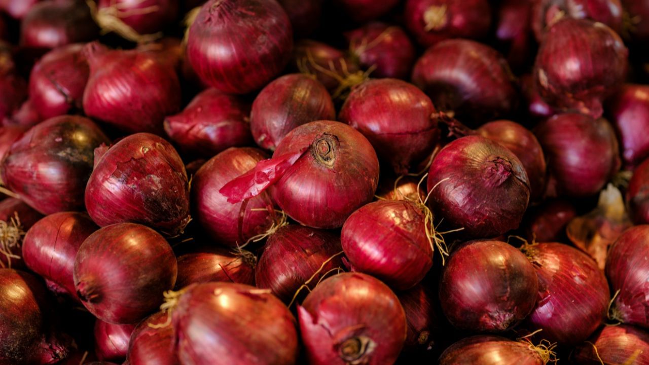 ദീപാവലി സമയത്ത് വിലകുതിച്ചുയരുന്ന പച്ചക്കറികളില്‍ ഒന്നാണ് ഉള്ളി. അതിനാല്‍ ഉള്ളി വില കുറയ്ക്കാന്‍ ദേശീയ കാര്‍ഷിക സഹകരണ വിപണന ഫെഡറേഷന്‍ (നാഫെഡ്) നടപടികള്‍ ആരംഭിച്ച് കഴിഞ്ഞു.