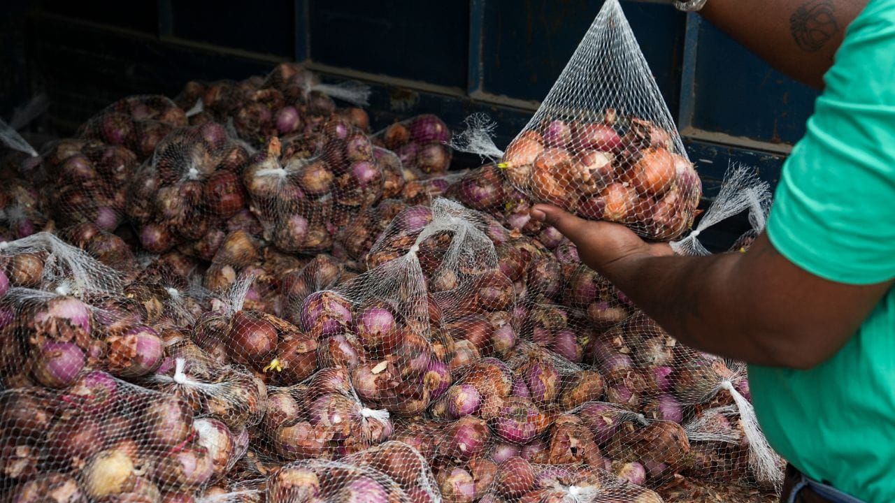 നാഫെഡിന്റെ നീക്കം പ്രയോജനപ്പെടുത്താനായി പ്രാഥമിക സംഘങ്ങള്‍ സമീപിച്ചതായാണ് വിവരം. നിലവില്‍ 30 രൂപ കിലോയ്ക്ക് വിലയുള്ള ഉള്ളി ദീപാവലി ആകുന്നതോടെ ഉയരങ്ങളിലേക്ക് എത്തുമെന്നാണ് വിലയിരുത്തല്‍. 

