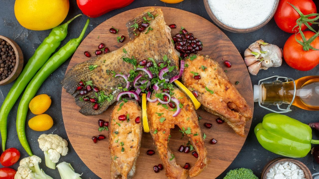 വറുത്തതും പൊരിച്ചതുമായ ഭക്ഷണങ്ങളിലെ കൊഴുപ്പ് വലിച്ചെടുക്കാൻ സവാള സഹായിക്കും. ഇതിൽ ഉയർന്ന അളവിൽ നാരുകൾ അടങ്ങിയിരിക്കുന്നതിനാൽ കുടലിന്റെ ആരോഗ്യം സംസാരിക്കാൻ ഇവ ഗുണം ചെയ്യും. (Image Credits: Pexels) 
