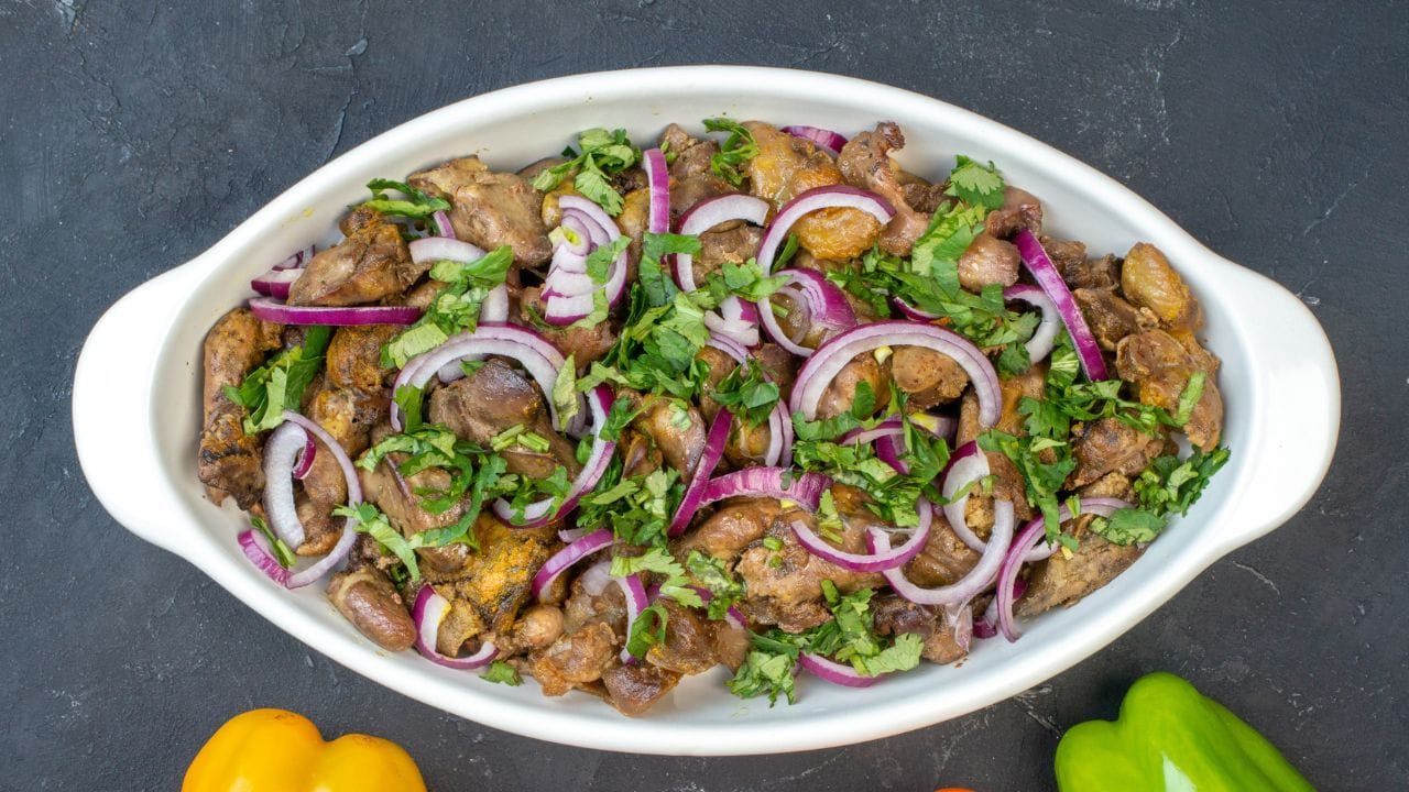 ഫ്രൈ ചെയ്ത ഭക്ഷണങ്ങൾക്കൊപ്പം സവാള അരിഞ്ഞിടുന്നത് രുചി കൂട്ടാൻ സഹായിക്കുക മാത്രമല്ല നിരവധി ആരോഗ്യ ഗുണങ്ങളും നൽകുന്നു. എണ്ണ അടക്കമുള്ള ചേരുവകളുടെ പാര്‍ശ്വഫലങ്ങള്‍ കുറയ്ക്കാൻ സവാള സഹായിക്കും. (Image Credits: Pexels) 
