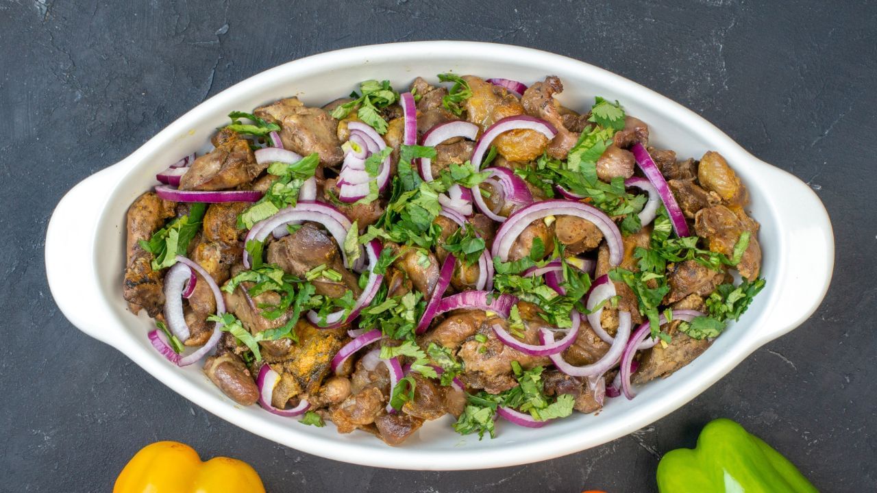 ഫ്രൈ ചെയ്ത ഭക്ഷണങ്ങൾക്കൊപ്പം സവാള അരിഞ്ഞിടുന്നത് രുചി കൂട്ടാൻ സഹായിക്കുക മാത്രമല്ല നിരവധി ആരോഗ്യ ഗുണങ്ങളും നൽകുന്നു. എണ്ണ അടക്കമുള്ള ചേരുവകളുടെ പാര്‍ശ്വഫലങ്ങള്‍ കുറയ്ക്കാൻ സവാള സഹായിക്കും. (Image Credits: Pexels)