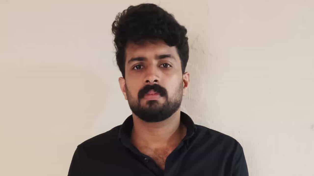 PSC Exam Malpractice in Kannur: ഷര്‍ട്ടിന്റെ കോളറില്‍ ക്യാമറ, ചെവിയിൽ ഇയർഫോൺ; കണ്ണൂരിൽ പിഎസ്‌സി പരീക്ഷയിൽ ഹൈടെക് കോപ്പിയടി; ഉദ്യോഗാർഥി പിടിയിൽ