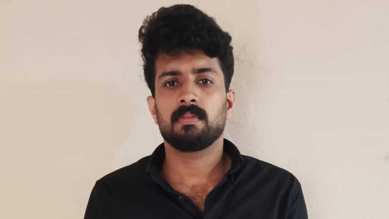 PSC Exam Malpractice in Kannur: ഷര്‍ട്ടിന്റെ കോളറില്‍ ക്യാമറ, ചെവിയിൽ ഇയർഫോൺ; കണ്ണൂരിൽ പിഎസ്‌സി പരീക്ഷയിൽ ഹൈടെക് കോപ്പിയടി; ഉദ്യോഗാർഥി പിടിയിൽ