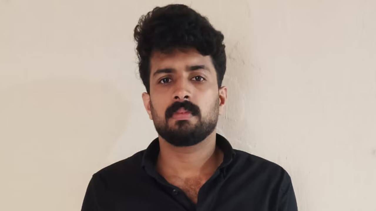 PSC Exam Malpractice in Kannur: ഷര്‍ട്ടിന്റെ കോളറില്‍ ക്യാമറ, ചെവിയിൽ ഇയർഫോൺ; കണ്ണൂരിൽ പിഎസ്‌സി പരീക്ഷയിൽ ഹൈടെക് കോപ്പിയടി; ഉദ്യോഗാർഥി പിടിയിൽ