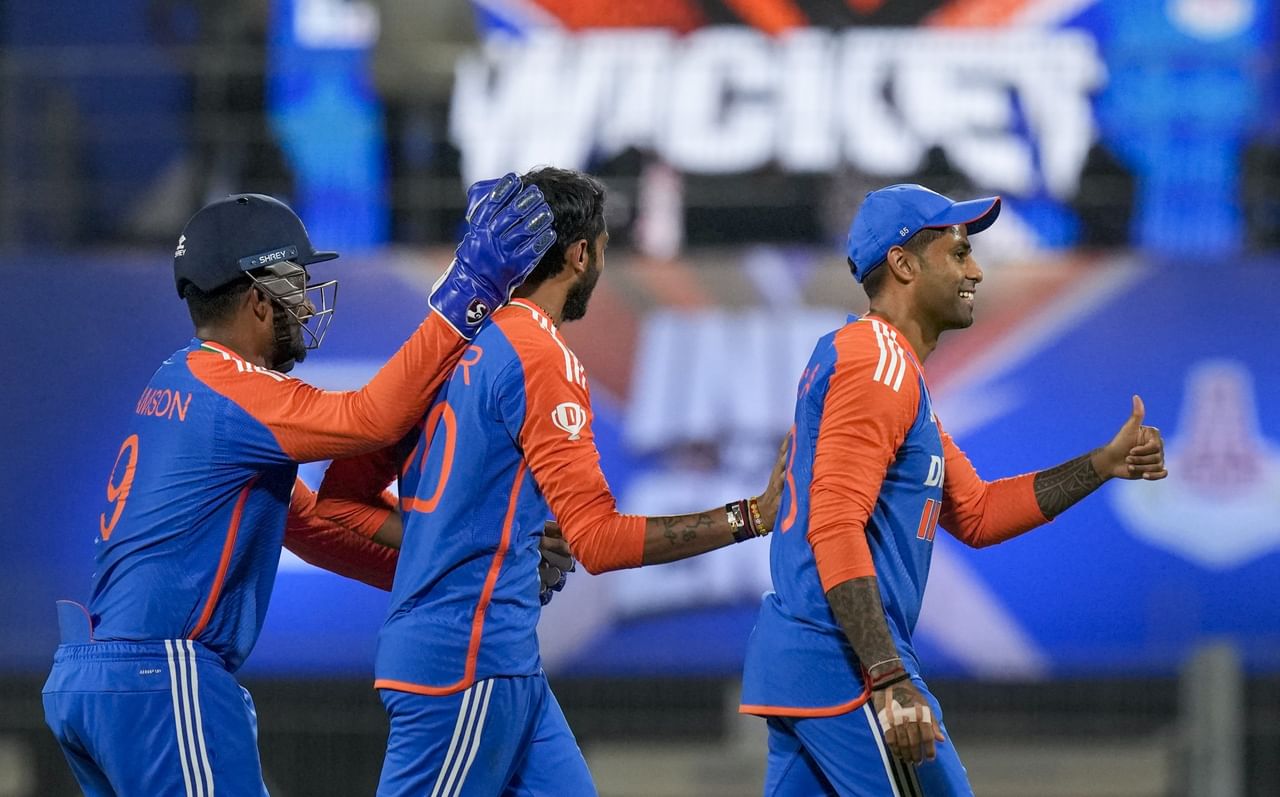 ഇന്ത്യൻ ടീമിൽ മുൻപ് അഞ്ച്, ആറ് നമ്പരുകളിലൊക്കെ സഞ്ജു കളിച്ചിട്ടുണ്ട്. അഞ്ചാം നമ്പരിൽ സഞ്ജു അഞ്ച് ഇന്നിങ്സ് കളിച്ചു. 20 ശരാശരി, 132 സ്ട്രൈക്ക് റേറ്റ്. ഓപ്പണിങ് മാറ്റി നിർത്തിയായാൽ ഈ പൊസിഷനിലാണ് സഞ്ജുവിന് രാജ്യാന്തര ടി20യിൽ മികച്ച റെക്കോർഡുകൾ ഉള്ളത്.