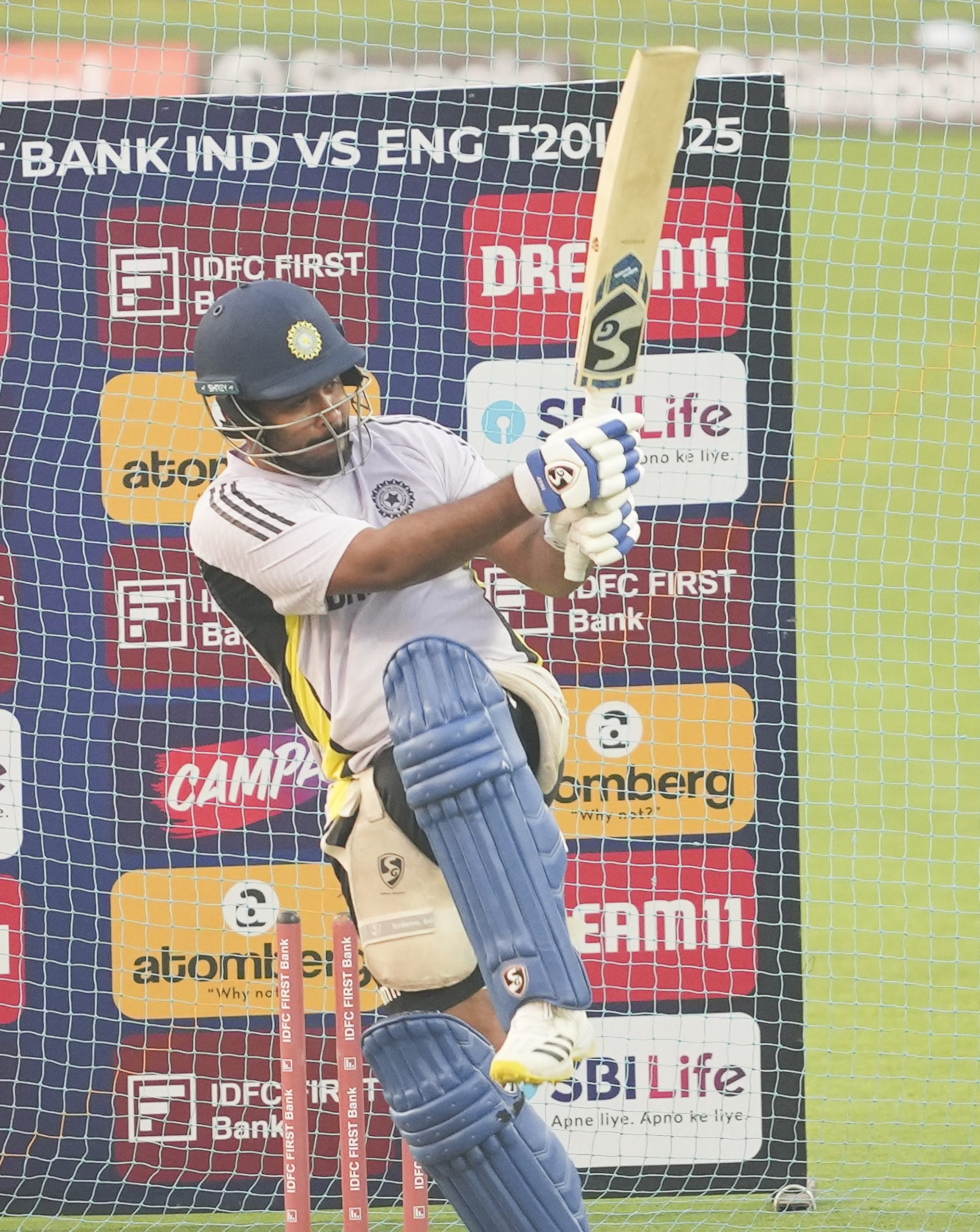 സഞ്ജു സാംസൺ ടീമിനൊപ്പം ചേർന്നെങ്കിലും താരം പൂർണ ഫിറ്റല്ലെന്ന റിപ്പോർട്ടുകൾ പുറത്തുവന്നിരുന്നു. ഇതിൽ സ്ഥിരീകരണമില്ല. എന്നാൽ, സഞ്ജുവിൻ്റെ സ്ഥാനത്ത് ശുഭ്മൻ ഗിൽ ആവും ഇന്നിംഗ്സ് ഓപ്പൺ ചെയ്യുക എന്നത് ഉറപ്പാണ്. ഇക്കാര്യം ക്യാപ്റ്റൻ സൂര്യകുമാർ യാദവ് തന്നെ സ്ഥിരീകരിച്ചു.
