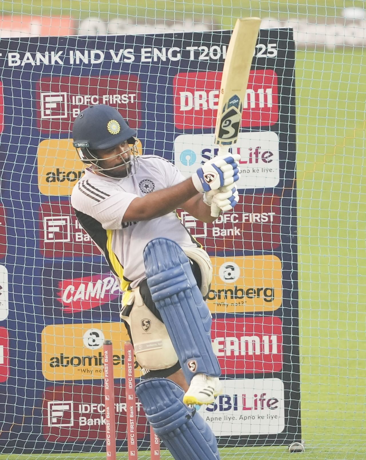 സഞ്ജു സാംസൺ ടീമിനൊപ്പം ചേർന്നെങ്കിലും താരം പൂർണ ഫിറ്റല്ലെന്ന റിപ്പോർട്ടുകൾ പുറത്തുവന്നിരുന്നു. ഇതിൽ സ്ഥിരീകരണമില്ല. എന്നാൽ, സഞ്ജുവിൻ്റെ സ്ഥാനത്ത് ശുഭ്മൻ ഗിൽ ആവും ഇന്നിംഗ്സ് ഓപ്പൺ ചെയ്യുക എന്നത് ഉറപ്പാണ്. ഇക്കാര്യം ക്യാപ്റ്റൻ സൂര്യകുമാർ യാദവ് തന്നെ സ്ഥിരീകരിച്ചു.