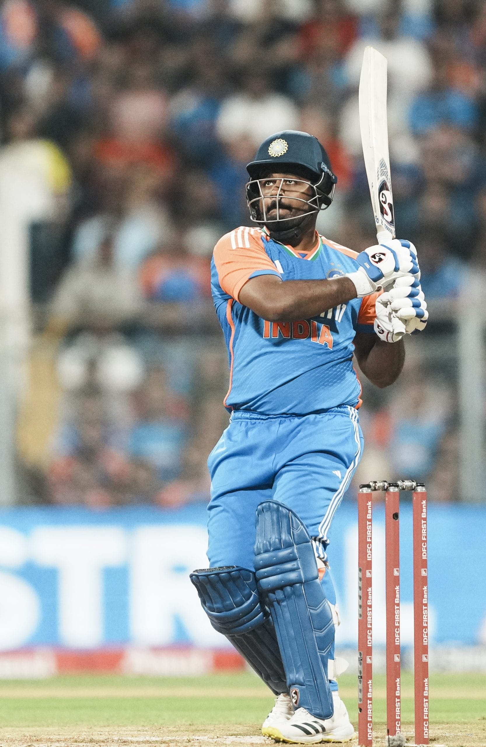 ശുഭ്മൻ ഗില്ലിനെ ഓപ്പണറായും വൈസ് ക്യാപ്റ്റനായും തിരുകിക്കയറ്റാനുള്ള ശ്രമം ടീം ബാലൻസ് തന്നെ നഷ്ടപ്പെടുത്തുകയാണ്. ഓപ്പണർ റോളിൽ ഗിൽ മോശമാക്കുമെന്നല്ല, സഞ്ജുവിനെ അഞ്ചാം നമ്പറിൽ കളിപ്പിക്കുന്ന മാനേജ്മെൻ്റിൻ്റെ തീരുമാനം ടീം ബാലൻസ് ഇല്ലാതാക്കുമെന്നതാണ് പോയിൻ്റ്. 
