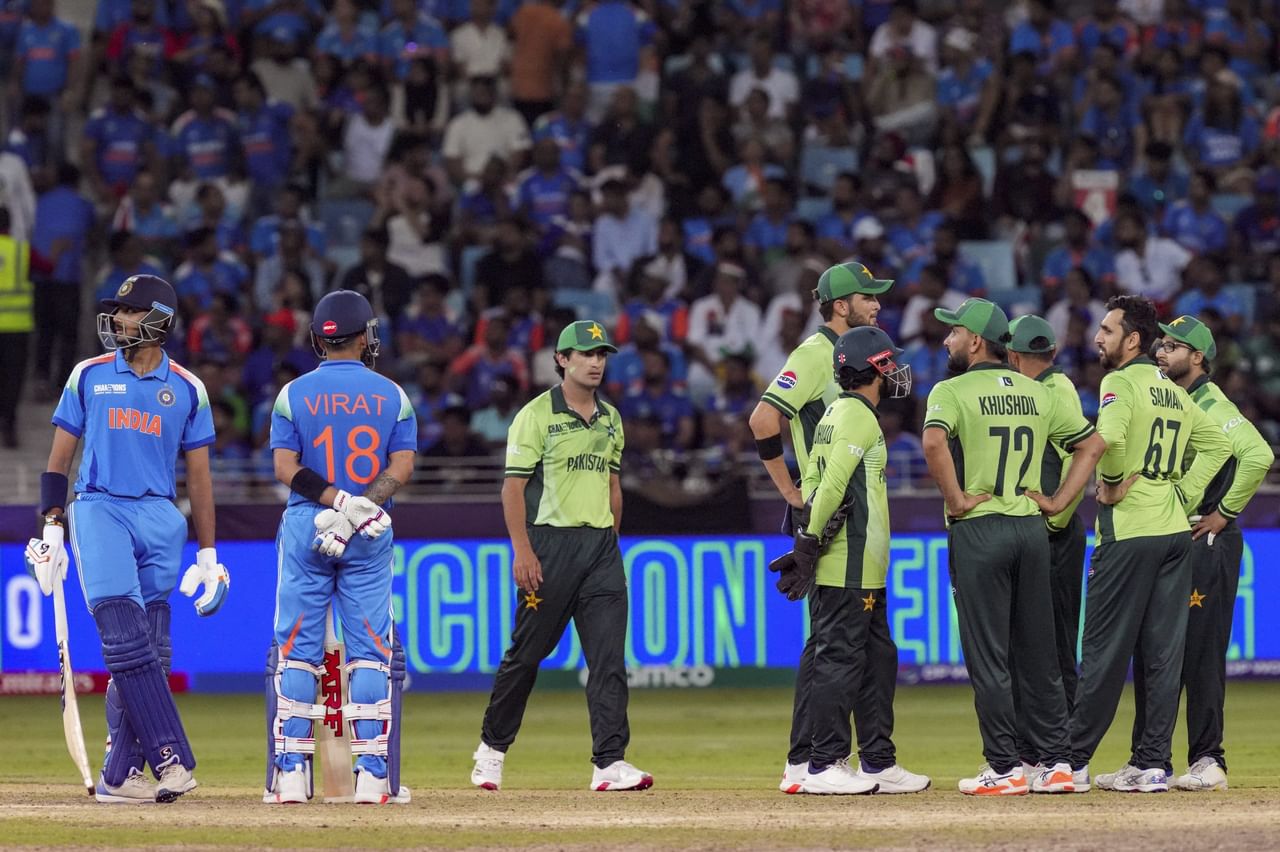 പഹൽഗാം ഭീകരാക്രമണത്തിൻ്റെ പശ്ചാത്തലത്തിൽ പാകിസ്താനെതിരെ കളിക്കുന്നത് ശരിയല്ലെന്നാണ് പൊതുവായ വിമർശനം. മുൻ താരങ്ങൾ അടക്കമുള്ളവർ ബിസിസിഐക്കെതിരെ രംഗത്തുവന്നു. മത്സരത്തിൽ നിന്ന് ഇന്ത്യ മാറിനിൽക്കണമെന്നതാണ് പൊതുവായി ഉയരുന്ന ആവശ്യം.