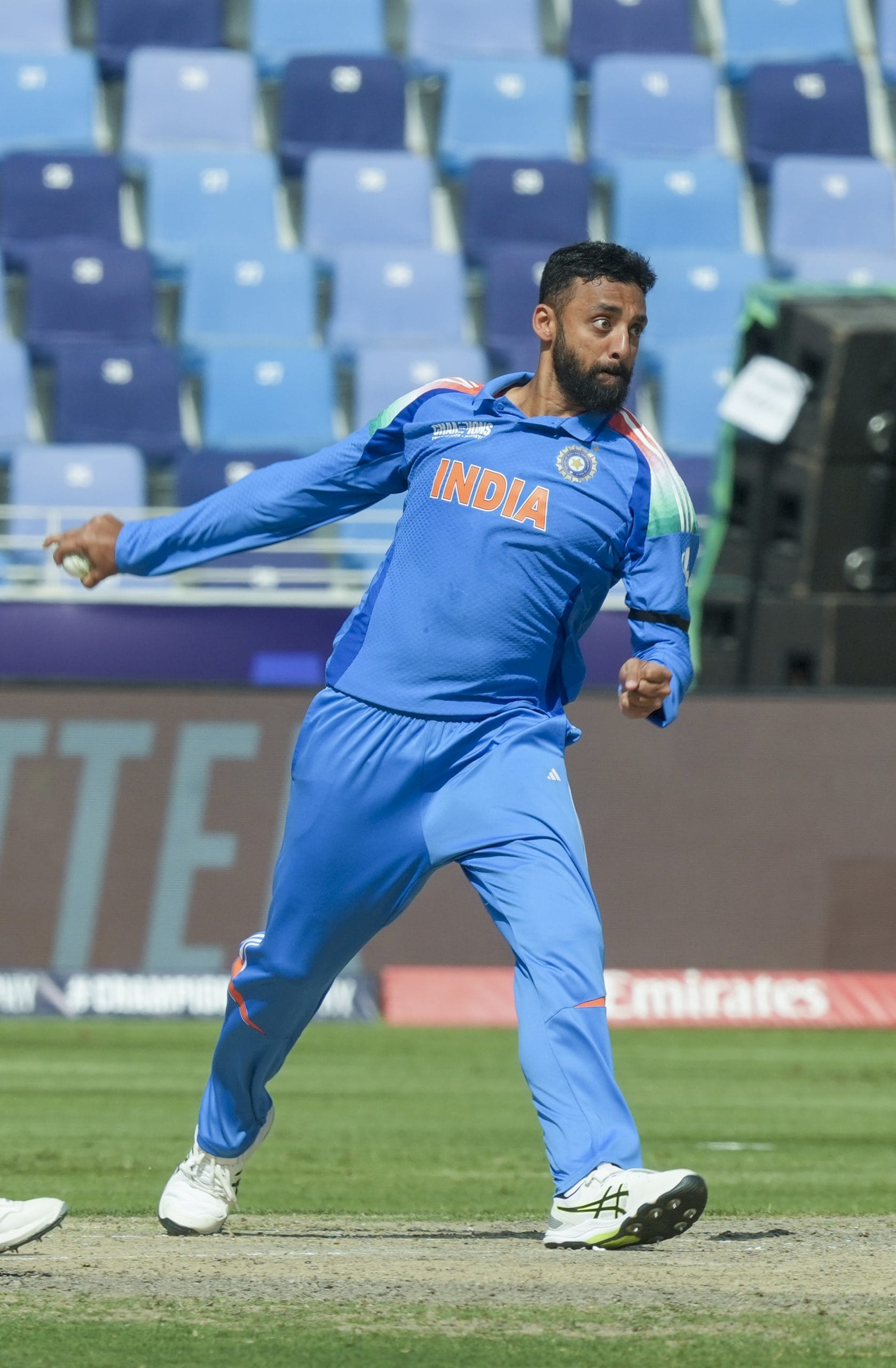 സ്പിന്നർമാരെ തുണയ്ക്കുന്ന യുഎഇ പിച്ചിൽ വരുൺ ചക്രവർത്തി സ്പെഷ്യലിസ്റ്റ് സ്പിന്നറും അക്സർ പട്ടേൽ സ്പിൻ ഓൾറൗണ്ടറുമാവും. ഏഴാം നമ്പരിൽ ശിവം ദുബേയാവും. ഈ റോളിൽ റിങ്കു സിംഗിനും സാധ്യതയുണ്ടെങ്കിലും ഓൾറൗണ്ടർ ആണെന്നത് ശിവം ദുബേയ്ക്ക് ഗുണം ചെയ്യും. 
