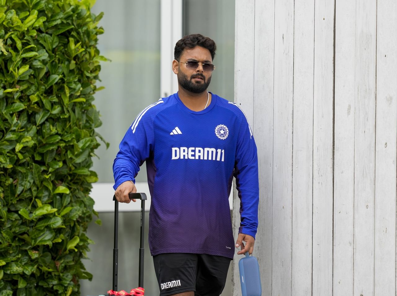 2024 ടി20 ലോകകപ്പിലാണ് ഋഷഭ് പന്ത് ഈ നേട്ടം തൻ്റെ പേരിൽ കുറിച്ചത്. എട്ട് ഇന്നിംഗ്സുകളിൽ നിന്ന് 24.42 ശരാശരിയിൽ, 127.61 സ്ട്രൈക്ക് റേറ്റിൽ പന്ത് ആകെ 171 റൺസ് ആണ് നേടിയത്. 42 ആയിരുന്നു ടോപ്പ് സ്കോർ. ടീമിൽ സഞ്ജു ഉണ്ടായിരുന്നെങ്കിലും ഒരു കളി പോലും കളിച്ചില്ല.