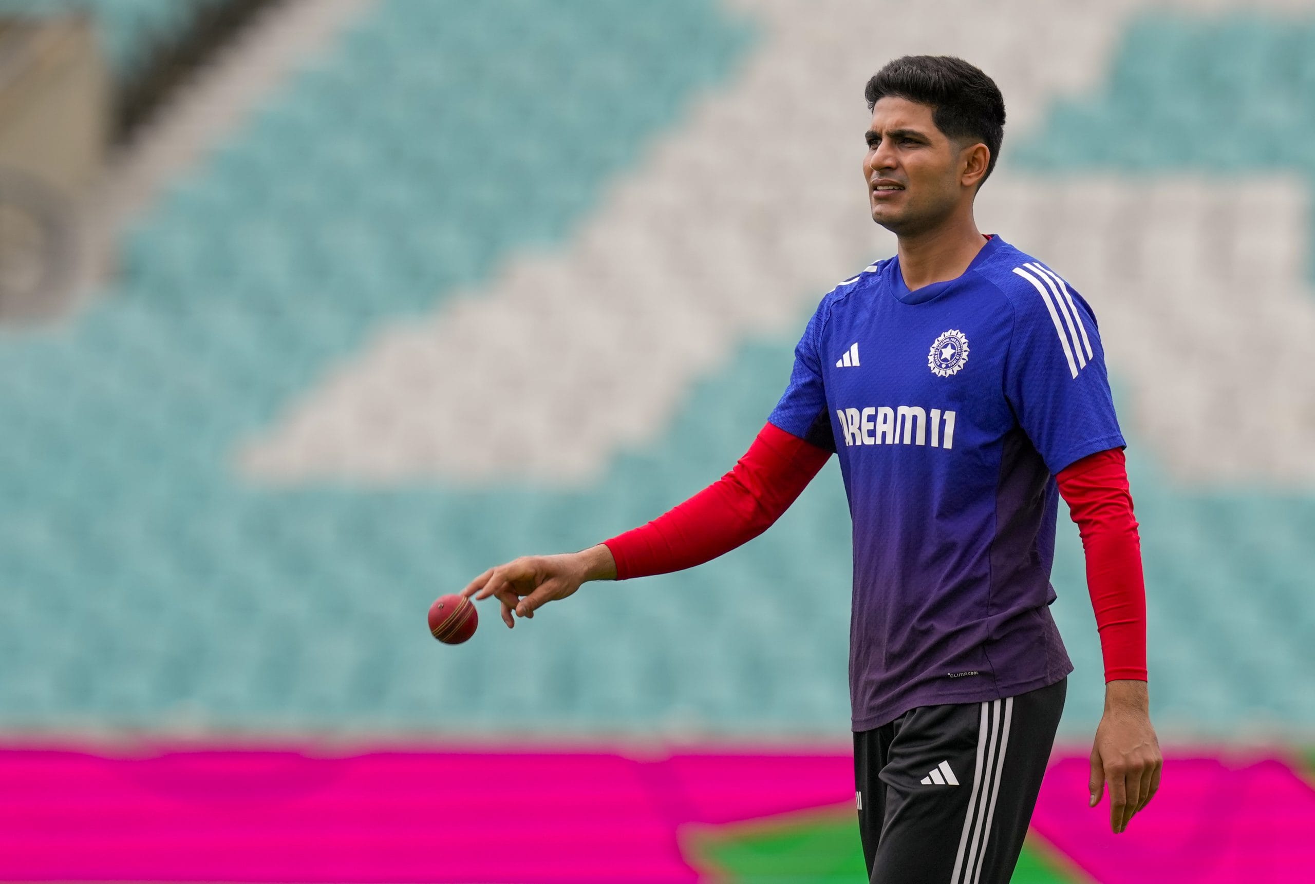 വൈസ് ക്യാപ്റ്റനെന്ന അധിക ചുമതല ലഭിച്ചെങ്കിലും ഗില്ലിന് അത് മുൾക്കിരീടമായി തോന്നിയേക്കാം. കാരണം, സഞ്ജു സാംസൺ തകർത്തുകളിച്ച സ്ഥലത്തേക്കാണ് ശുഭ്മൻ ഗിലിനെ തിരഞ്ഞെടുത്തിരിക്കുന്നത്. അതുകൊണ്ട് തന്നെ നന്നായി കളിച്ചില്ലെങ്കിൽ നാല് ഭാഗത്തുനിന്നും വിമർശനങ്ങൾ ഉറപ്പാണ്.
