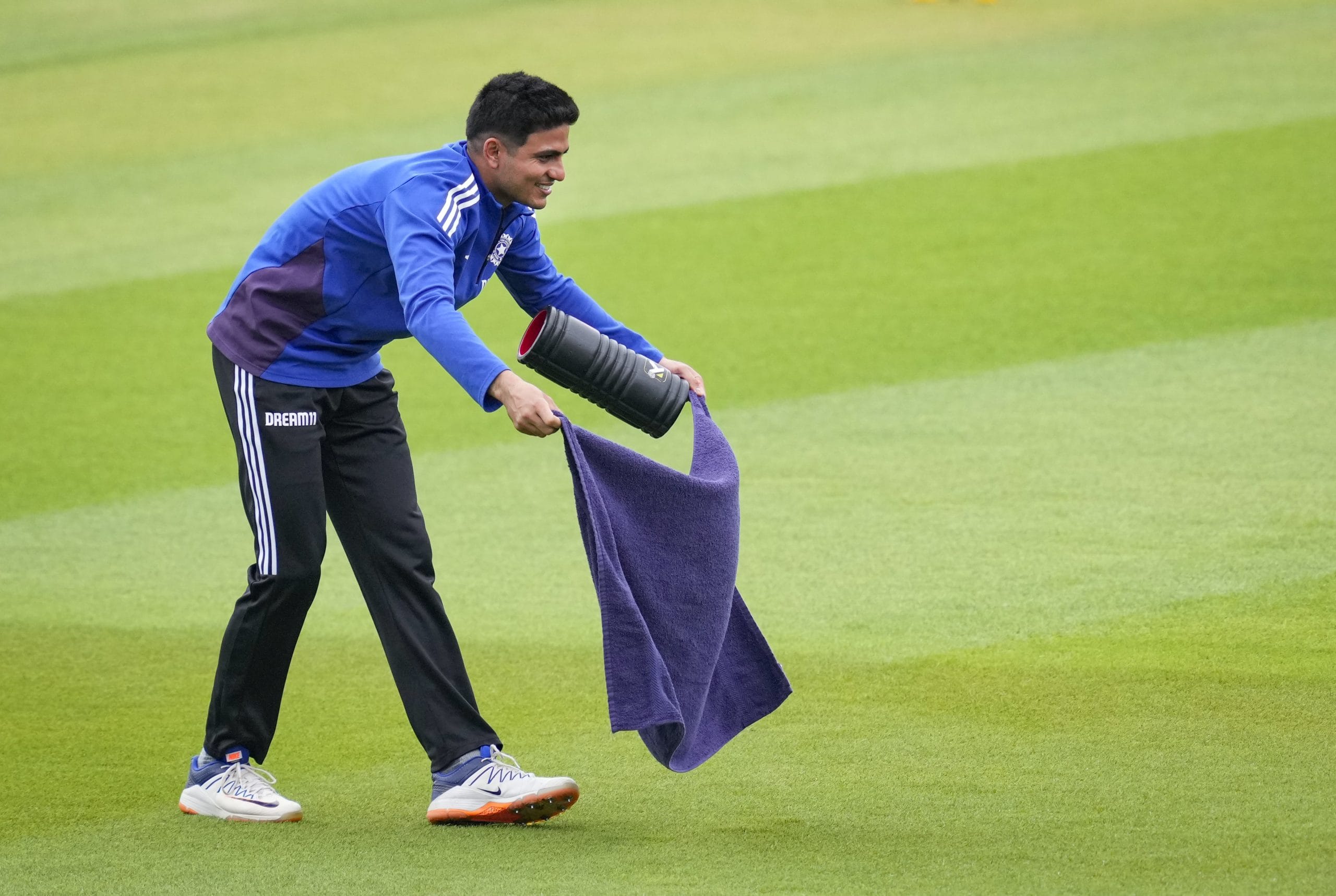 സഞ്ജു ഓപ്പൺ ചെയ്യില്ലെന്ന കാര്യം ഉറപ്പാണ്. അഭിഷേക് ശർമ്മ- ഒന്നാം നമ്പർ ടി20 ബാറ്റർ, ശുഭ്മൻ ഗിൽ- വൈസ് ക്യാപ്റ്റൻ എന്നിവരാവും ഓപ്പണിംഗ്. മൂന്നാം നമ്പറിൽ ടി20 റാങ്കിംഗിലെ രണ്ടാം സ്ഥാനക്കാരനായ തിലക് വർമ്മ കളിക്കും. അതുകൊണ്ട് തന്നെ ഈ സ്ഥാനങ്ങളിൽ സഞ്ജു കളിക്കില്ല.
