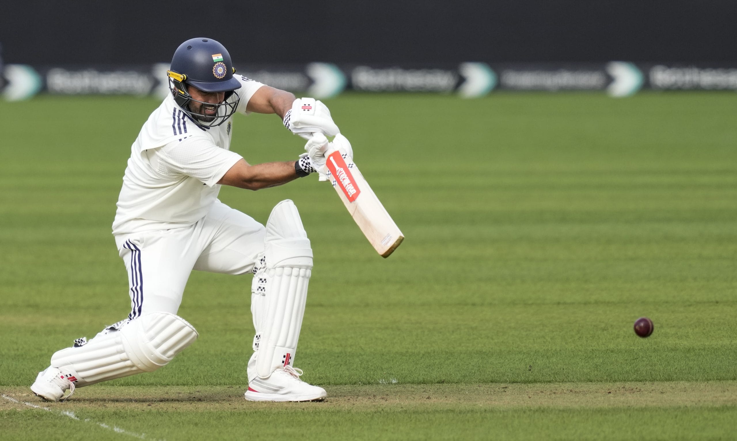 ഏറെക്കാലം പുറത്തിരുന്ന കരുൺ ഇംഗ്ലണ്ടിനെതിരായ കഴിഞ്ഞ ടെസ്റ്റ് പരമ്പരയിൽ ടീമിലേക്ക് തിരികെ എത്തിയിരുന്നു. എന്നാൽ, ഈ പരമ്പരയിൽ താരത്തിന് നല്ല പ്രകടനം പുറത്തെടുക്കാൻ സാധിച്ചില്ല. ഇതോടെ തന്നെ കരുണിന് ഇനി ഇന്ത്യൻ ടീമിൽ ഇടം ലഭിച്ചേക്കില്ലെന്ന സൂചനകളുണ്ടായിരുന്നു.