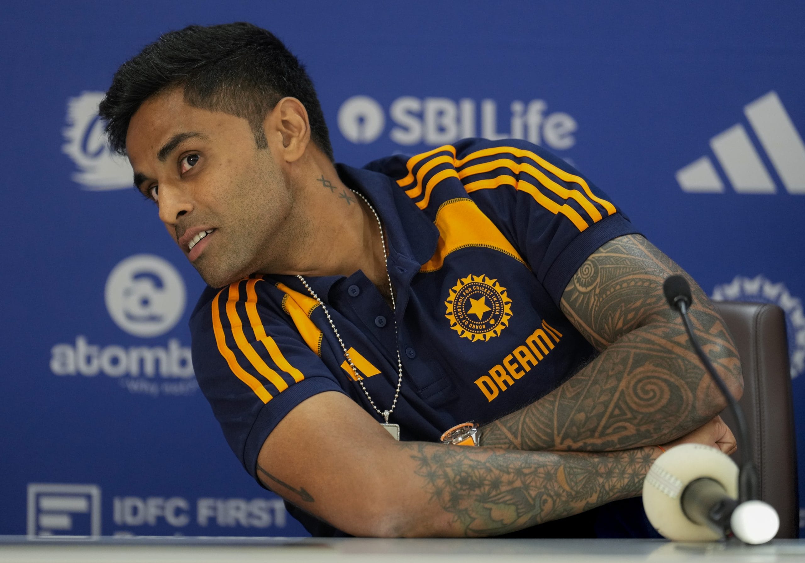 യുഎഇ ഇന്നിംഗ്സിനിടെ സഞ്ജു സാംസണാണ് റണ്ണൗട്ട് നേടിയെടുത്തത്. ശിവം ദുബേയുടെ ഓവറിൽ ബാറ്റ് ചെയ്യുന്നതിനിടെ ബാറ്റർ ജുനൈദ് സിദ്ധിഖ് അലക്ഷ്യമായി ക്രീസിന് പുറത്തുനിന്നപ്പോൾ സഞ്ജു വിക്കറ്റിന് പിന്നിൽ നിന്ന് നേരിട്ട് സ്റ്റമ്പിൽ എറിഞ്ഞ് കൊള്ളിക്കുകയായിരുന്നു.
