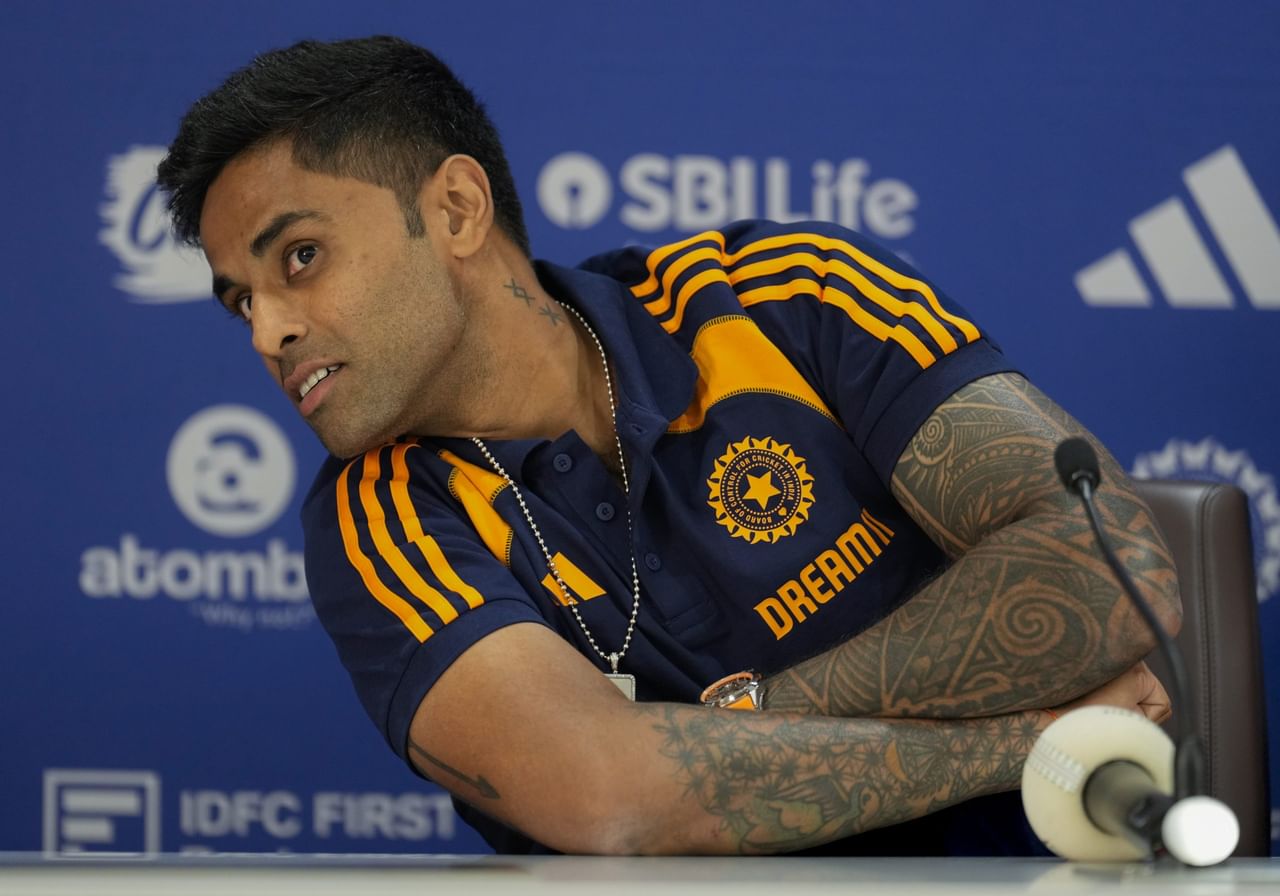 യുഎഇ ഇന്നിംഗ്സിനിടെ സഞ്ജു സാംസണാണ് റണ്ണൗട്ട് നേടിയെടുത്തത്. ശിവം ദുബേയുടെ ഓവറിൽ ബാറ്റ് ചെയ്യുന്നതിനിടെ ബാറ്റർ ജുനൈദ് സിദ്ധിഖ് അലക്ഷ്യമായി ക്രീസിന് പുറത്തുനിന്നപ്പോൾ സഞ്ജു വിക്കറ്റിന് പിന്നിൽ നിന്ന് നേരിട്ട് സ്റ്റമ്പിൽ എറിഞ്ഞ് കൊള്ളിക്കുകയായിരുന്നു.