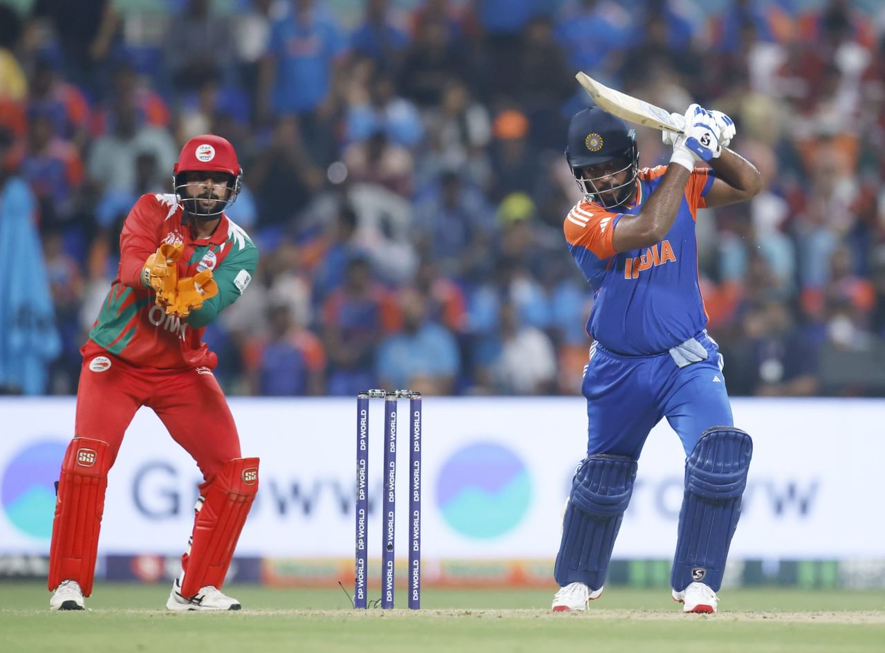 ഏഷ്യാ കപ്പിൽ ഒമാനെതിരായ മൂന്നാം മത്സരത്തിൽ സഞ്ജു സാംസൺ കളിച്ചത് മൂന്നാം നമ്പറിലാണ്. മത്സരത്തിൽ ഫിഫ്റ്റിയടിച്ച സഞ്ജു മാൻ ഓഫ് ദി മാച്ച് പുരസ്കാരവും നേടി. ബാറ്റിംഗ് ഓർഡറിൽ അഞ്ചാം നമ്പറിലുള്ള താൻ ടോപ്പ് ഓർഡർ കളിക്കാൻ അർഹനാണെന്ന വാദമാണ് സഞ്ജു ഉയർത്തുന്നത്. (Image Credits- PTI)