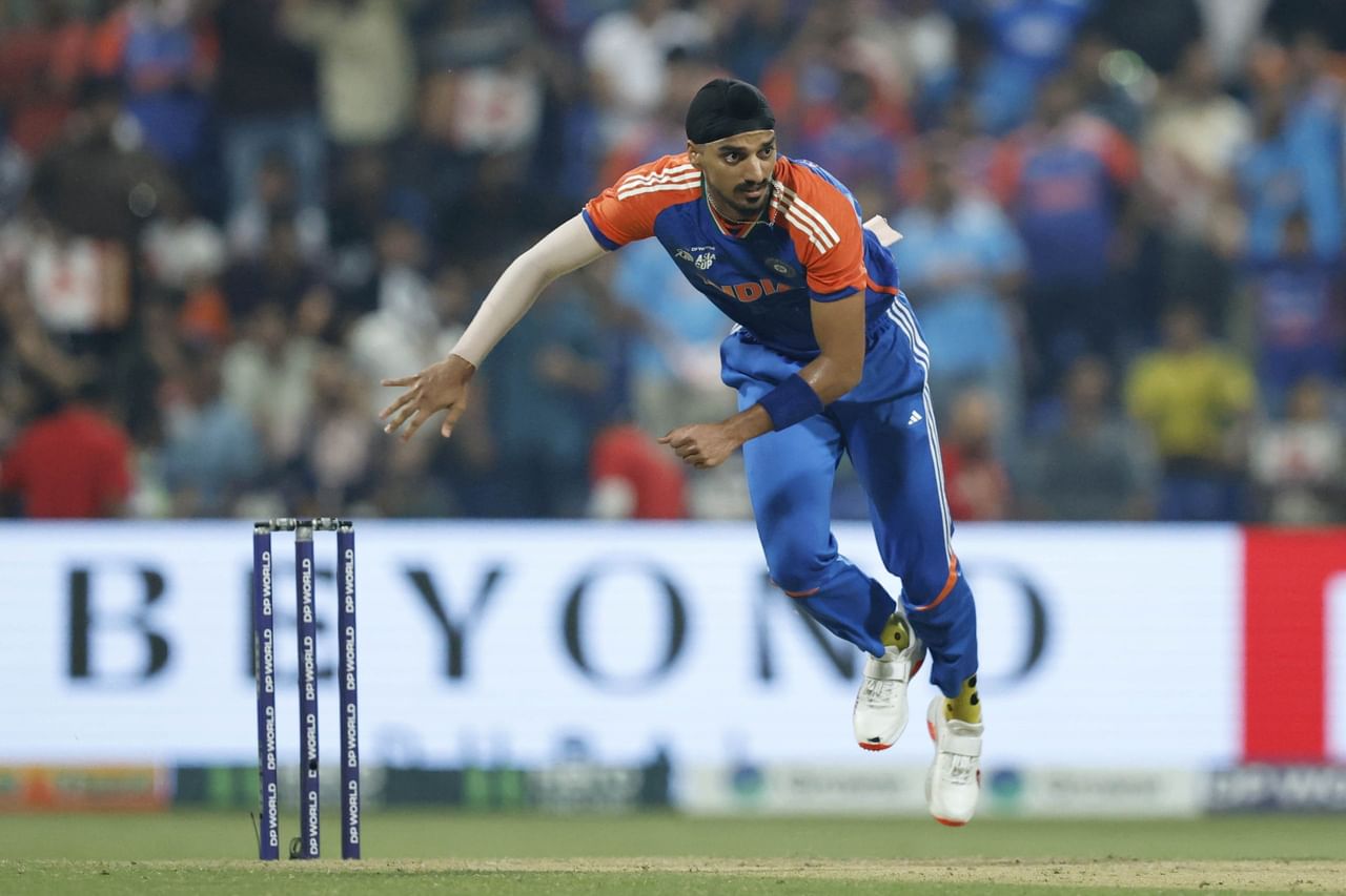 ഒമാനെതിരെ ഇന്ത്യ ഇറങ്ങിയത് പാകിസ്താനെതിരെ കളിച്ച ടീമിൽ നിന്ന് രണ്ട് മാറ്റങ്ങളുമായാണ്. ജസ്പ്രീത് ബുംറ, വരുൺ ചക്രവർത്തി എന്നിവർക്ക് വിശ്രമം അനുവദിച്ചപ്പോൾ ഹർഷിത് റാണയും അർഷ്ദീപ് സിംഗുമാണ് പകരം കളിച്ചത്. ഈ രണ്ട് പേർ ഇന്നത്തെ കളി പുറത്തിരിക്കും.