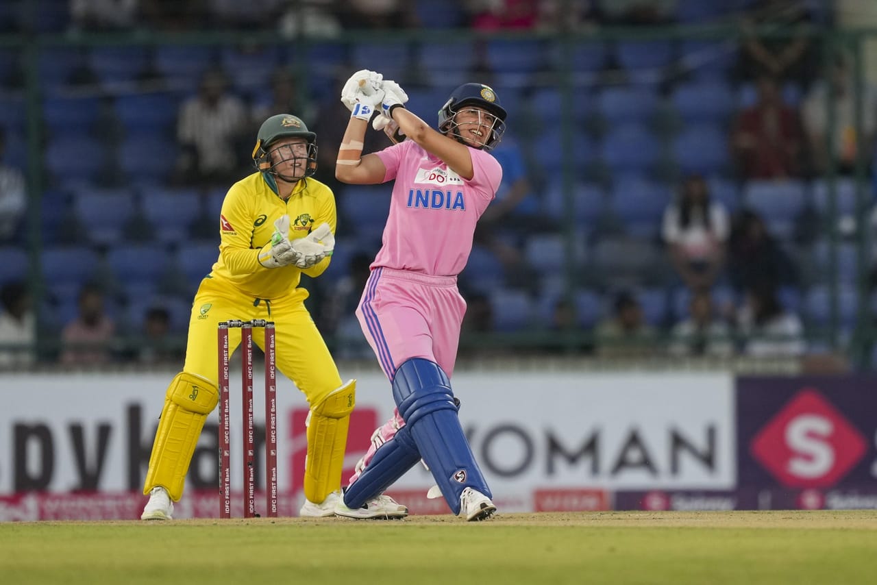 മൂന്നാം ഏകദിനത്തിൽ ഓസ്ട്രേലിയക്കെതിരെ തിരിച്ചടിച്ച് ഇന്ത്യ. 413 റൺസിൻ്റെ പടുകൂറ്റൻ വിജയലക്ഷ്യം മുന്നോട്ടുവച്ച ഓസ്ട്രേലിയക്കെതിരെ ടീം ഇന്ത്യ പതറാതെ മുന്നേറുകയാണ്. കേവലം 50 പന്തിൽ സെഞ്ചുറി നേടിയ വൈസ് ക്യാപ്റ്റൻ സ്മൃതി മന്ദനയാണ് ഇന്ത്യയെ മുന്നിൽ നിന്ന് നയിക്കുന്നത്. (Image Credots- PTI)
