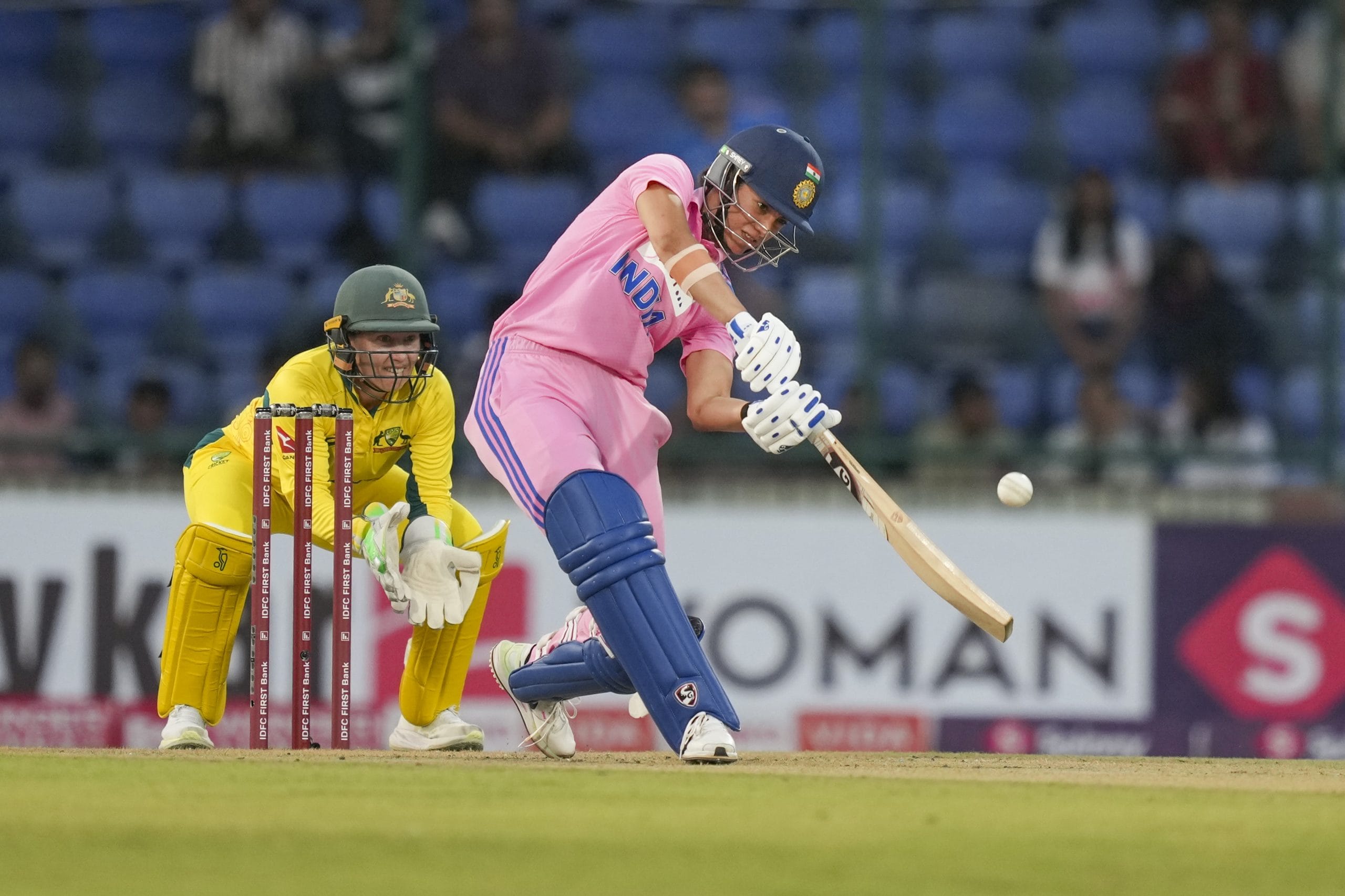 ഇന്ത്യക്കായി തുടരെ രണ്ട് ഏകദിനങ്ങളിൽ സെഞ്ചുറി നേടുന്ന താരം, ഒരു വർഷത്തിൽ ഏറ്റവുമധികം സെഞ്ചുറി നേടുന്ന താരം (4), ഇന്ത്യക്കായി ഏറ്റവും വേഗത്തിൽ സെഞ്ചുറി നേടുന്ന താരം (50 പന്തുകൾ) എന്നീ റെക്കോർഡുകളൊക്കെ ഈ ഇന്നിംഗ്സിൽ മന്ദന തിരുത്തിക്കുറിച്ചു. 
