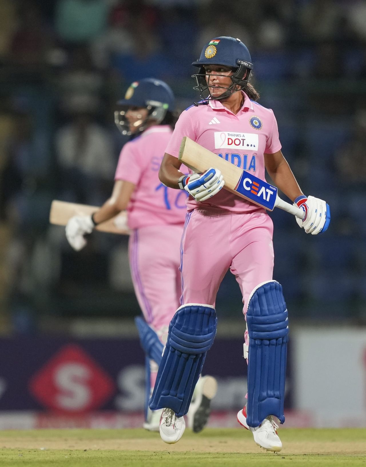 മന്ദനയ്ക്കൊപ്പം 32 പന്തിൽ ഫിഫ്റ്റിയടിച്ച ഹർമൻപ്രീത് കൗറും ഇന്ത്യൻ തിരിച്ചടിയ്ക്ക് ഊർജം പകരുന്നു. ഇരുവരും ചേർന്ന് മൂന്നാം വിക്കറ്റിൽ നൂറ് റൺസിന് മുകളിൽ കൂട്ടുകെട്ടും കണ്ടെത്തി. പ്രതിക റാവലിനെയും ഹർലീൻ ഡിയോളിനെയും വേഗം നഷ്ടമായെങ്കിലും മൂന്നാം വിക്കറ്റിൽ ഇന്ത്യ കുതിച്ചു.