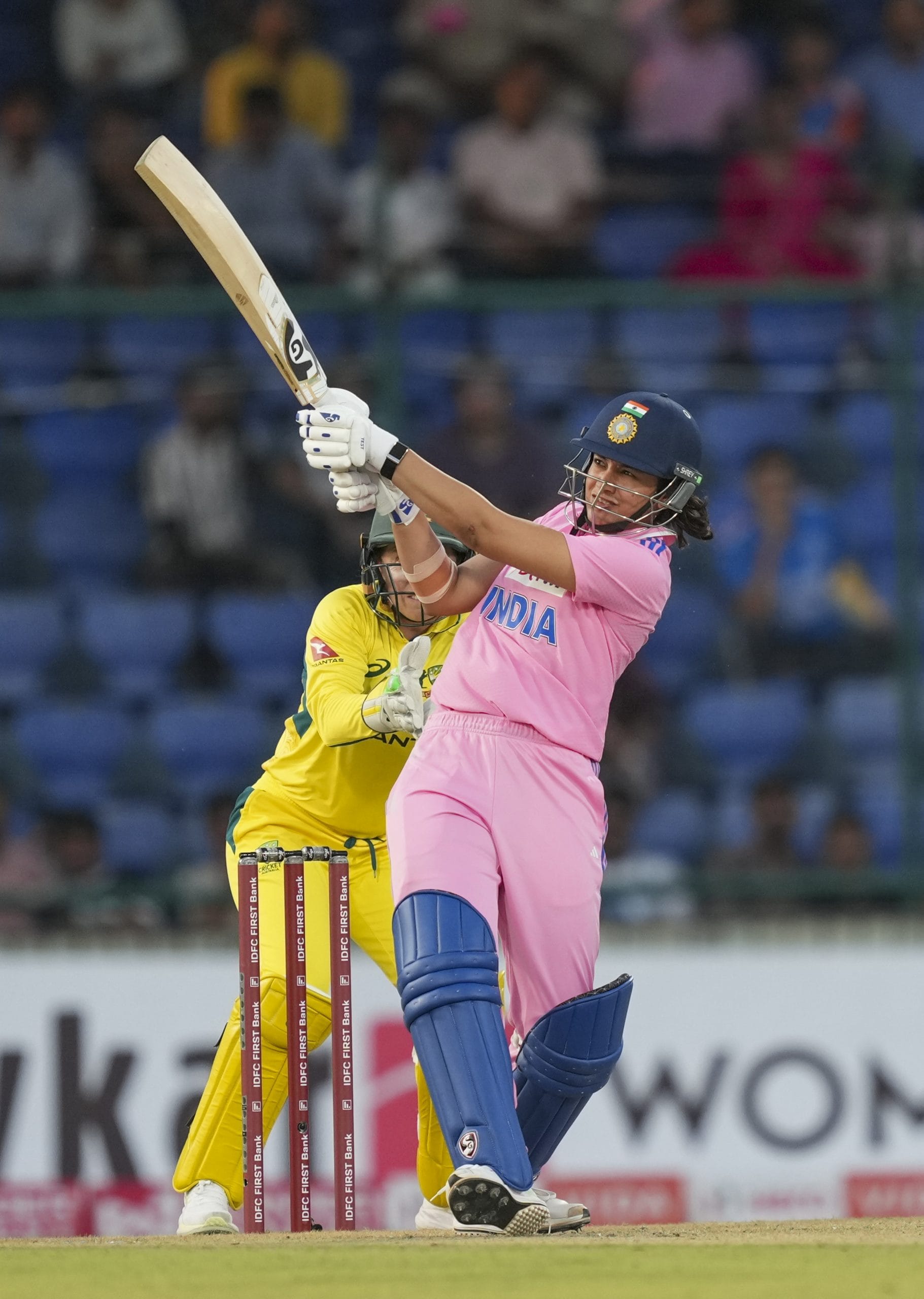 കഴിഞ്ഞ വർഷവും മന്ദന നാല് സെഞ്ചുറി നേടിയിരുന്നു. മറ്റൊരു ഇന്ത്യൻ താരത്തിനും ഈ റെക്കൊർഡിൽ ഇതുവരെ എത്താൻ കഴിഞ്ഞിട്ടില്ല. ദക്ഷിണാഫ്രിക്കയുടെ തസ്മീൻ ബ്രിറ്റ്സും ഈ വർഷം നാല് സെഞ്ചുറി നേടി. താരത്തിൻ്റെ 13ആം ഏകദിന സെഞ്ചുറിയാണ് ഇന്ന് നേടിയത്.
