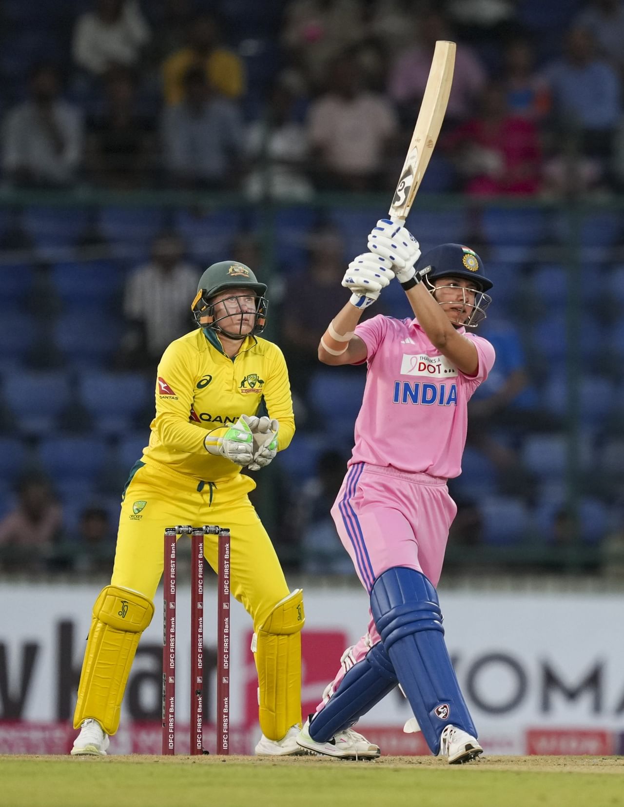 വനിതാ ഏകദിനത്തിൽ ഏറ്റവുമധികം സെഞ്ചുറികൾ നേടുന്ന താരമെന്ന പട്ടികയിൽ മന്ദന ന്യൂസീലൻഡ് താരം സൂസി ബേറ്റ്സിനൊപ്പം രണ്ടാം സ്ഥാനത്ത് എത്തി. മെഗ് ലാനിങിന് (45) പിന്നിൽ ഏകദിന ചരിത്രത്തിലെ ഏറ്റവും വേഗതയേറിയ സെഞ്ചുറിയും ഇതോടെ താരം സ്വന്തമാക്കി.