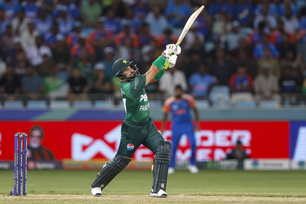 തൻ്റെ എകെ 47 ആഘോഷത്തിൽ ആളുകൾ എന്ത് പറയുന്നു എന്നത് കാര്യമാക്കുന്നില്ലെന്ന് പാകിസ്താൻ ഓപ്പണർ സഹിബ്സാദ ഫർഹാൻ. പെട്ടെന്ന് മനസ്സിലേക്ക് വന്ന ഒരു ആഘോഷമായിരുന്നു എന്നും ഫർഹാൻ മത്സരശേഷം നടത്തിയ വാർത്താസമ്മേളനത്തിൽ താരം പറഞ്ഞു. (Image Credits- PTI)