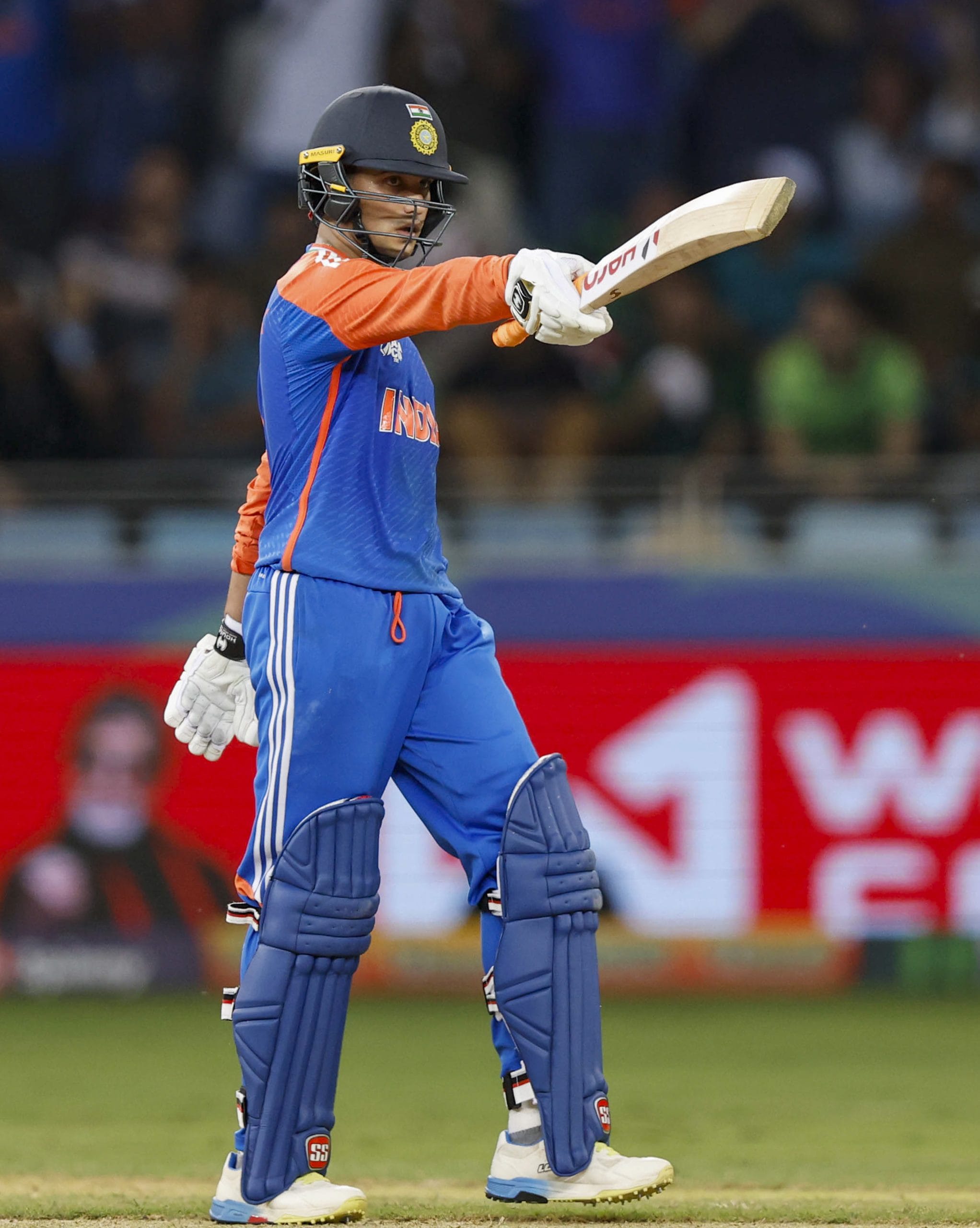 "അത് സ്നേഹമാണ് അർത്ഥമാക്കുന്നത്. ഗ്ലവ് ലവ് ആണ് അത്. നമ്മളെ പിന്തുണയ്ക്കാൻ വന്ന ആരാധകരോടും ടീം ഇന്ത്യയോടും ഐപിഎൽ ആരാധകരോടുമുള്ള സ്നേഹം. എന്നുവച്ചാൽ എല്ലാം ഇന്ത്യക്ക് വേണ്ടിയാണ്."- സൂര്യകുമാറിൻ്റെ ചോദ്യത്തോട് അഭിഷേക് ശർമ്മ പ്രതികരിച്ചു. 
