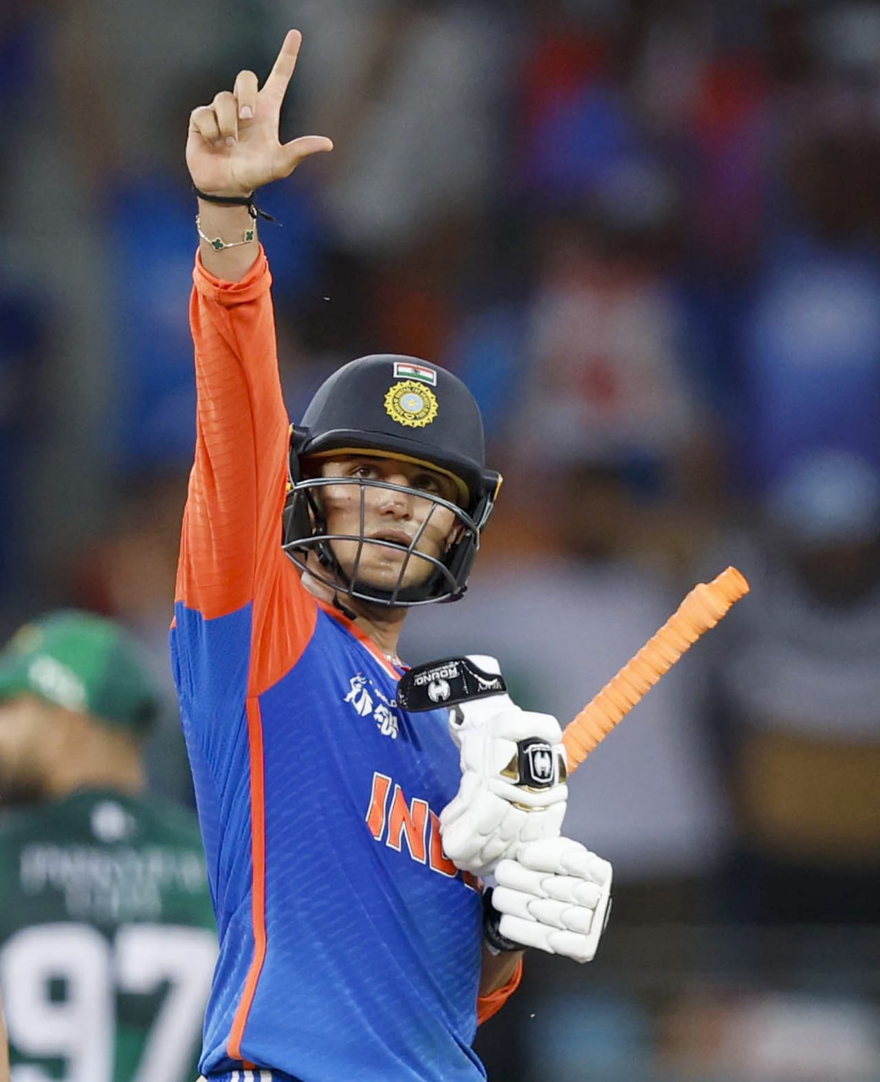 ഫിഫ്റ്റിയടിച്ചതിന് ശേഷമുള്ള തൻ്റെ ആഘോഷത്തിൻ്റെ അർത്ഥം എന്താണെന്ന് വെളിപ്പെടുത്തി അഭിഷേക് ശർമ്മ. കഴിഞ്ഞ ദിവസം ഏഷ്യാ കപ്പ് സൂപ്പർ ഫോറിൽ പാകിസ്താനെതിരെ വിജയിച്ചതിന് ശേഷം അഭിഷേക് ഈ ആഘോഷം നടത്തിയിരുന്നു. മത്സരത്തിൽ ആറ് വിക്കറ്റിനാണ് ഇന്ത്യ വിജയിച്ചത്. (Image Credits- PTI)
