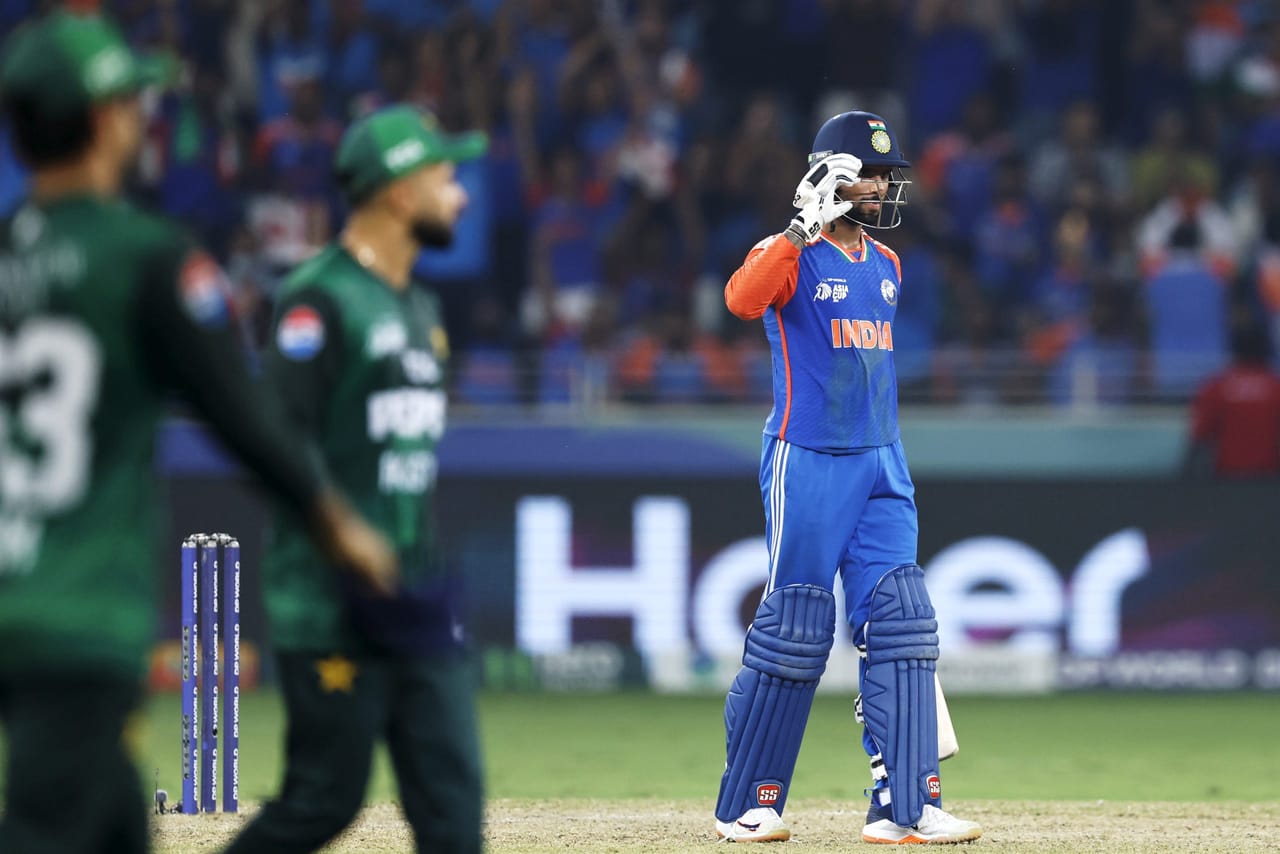 ഏഷ്യാ കപ്പ് വിവാദങ്ങളിൽ പ്രതികരിച്ച് പാകിസ്താൻ്റെ മുൻ താരം കമ്രാൻ അക്മൽ. ഇന്ത്യ മോശം രീതിയിലാണ് പെരുമാറിയതെന്നും ഇനിയൊരിക്കലും അവർക്കെതിരെ കളിക്കില്ലെന്ന് പാകിസ്താൻ പറയണമെന്നും അക്മൽ ആവശ്യപ്പെട്ടു. ചാനൽ ചർച്ചക്കിടെയാണ് പ്രതികരണം. (Image Credits- PTI)
