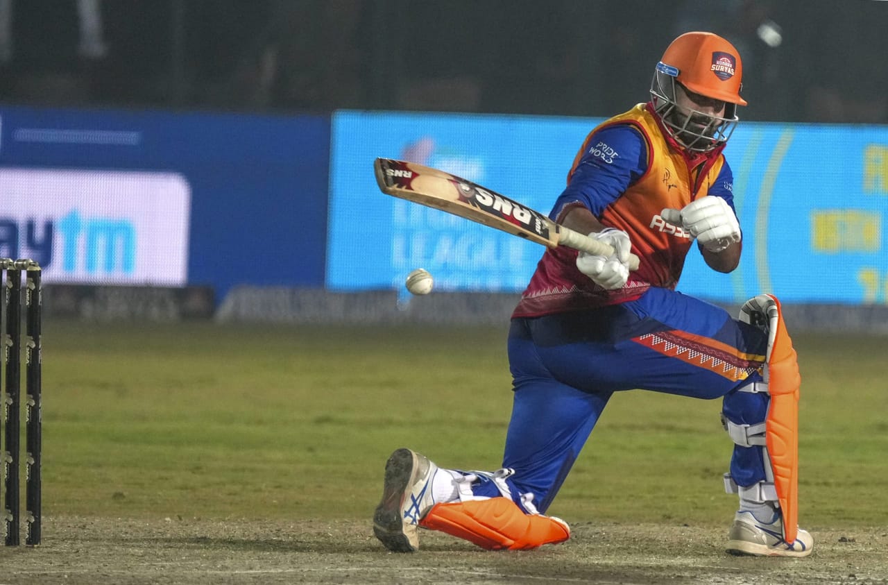 "അദ്ദേഹം ഒരു ക്യാപ്റ്റൻ കൂടിയാണെന്നത് മറക്കരുത്. നിങ്ങൾ ഒരു ക്യാപ്റ്റനാവുമ്പോൾ പലരീതിയിൽ ടീമിനെ നയിക്കും. ടി20യിൽ ഗിൽ വൈസ് ക്യാപ്റ്റനും ടെസ്റ്റിൽ ക്യാപ്റ്റനുമാണ്. ആരെക്കാളും അധികമായി ഗില്ലിന് സ്വയം തെളിയിക്കണമെന്ന വാശിയുണ്ടാവും."- ഇർഫാൻ കൂട്ടിച്ചേർത്തു.