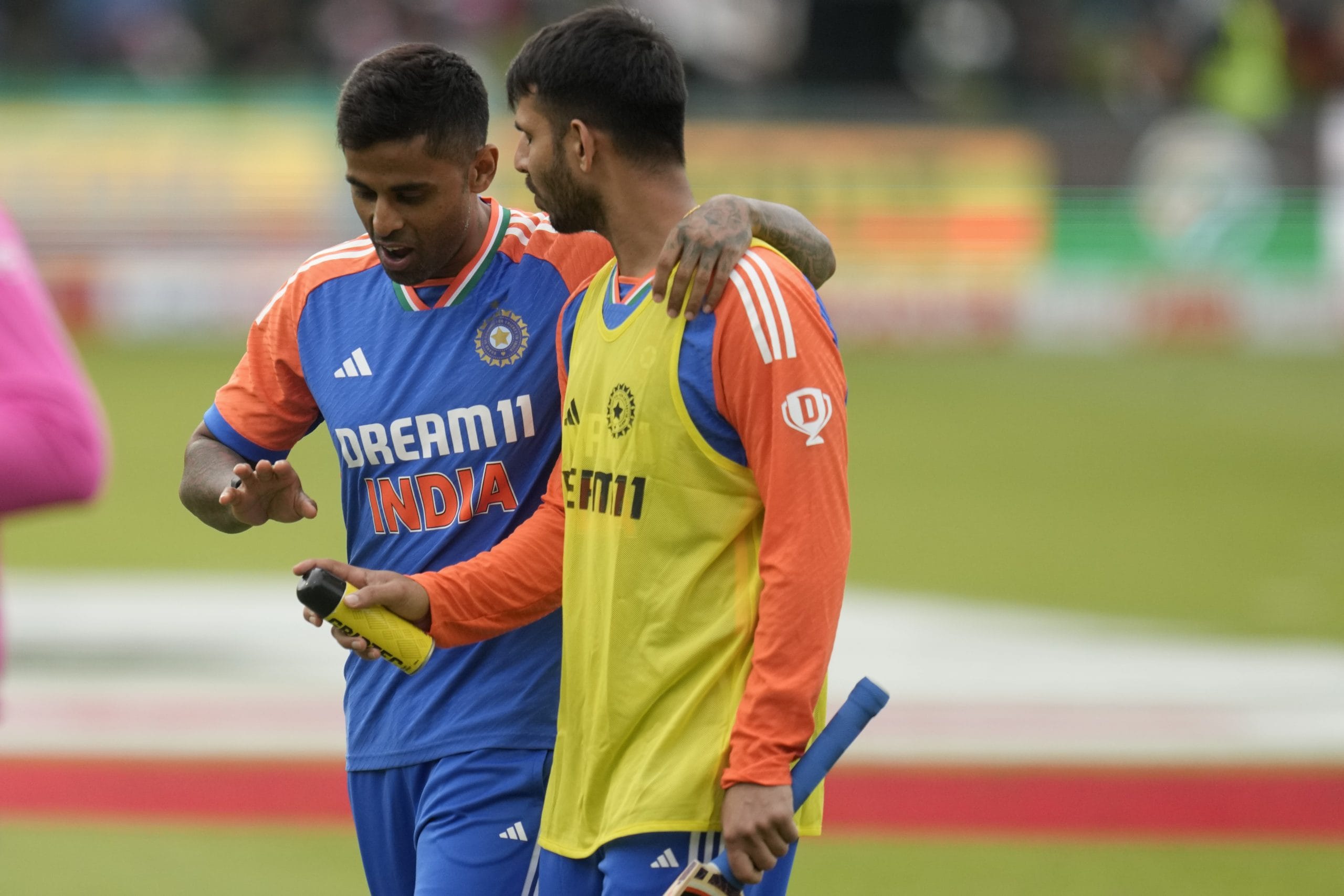 ഇതേ സ്ഥാനത്ത് കളിക്കേണ്ടിയിരുന്ന ജിതേഷ് ശർമ്മ ആകെ രണ്ട് കളി കളിച്ചു. ശരാശരി 15. സ്ട്രൈക്ക് റേറ്റ് 140. ആറാം നമ്പറിൽ 16 ശരാശരി 150 സ്ട്രൈക്ക് റേറ്റ്. അതായത് ലോവർ ഓർഡറുകളിൽ സഞ്ജുവോ ജിതേഷോ അത്ര ഗംഭീര പ്രകടനങ്ങൾ നടത്തിയെന്ന് പറയാൻ കഴിയില്ല.
