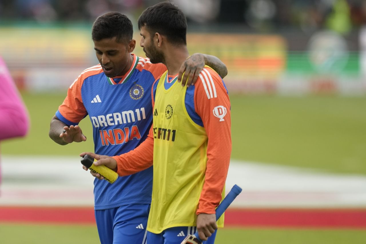 ഇതേ സ്ഥാനത്ത് കളിക്കേണ്ടിയിരുന്ന ജിതേഷ് ശർമ്മ ആകെ രണ്ട് കളി കളിച്ചു. ശരാശരി 15. സ്ട്രൈക്ക് റേറ്റ് 140. ആറാം നമ്പറിൽ 16 ശരാശരി 150 സ്ട്രൈക്ക് റേറ്റ്. അതായത് ലോവർ ഓർഡറുകളിൽ സഞ്ജുവോ ജിതേഷോ അത്ര ഗംഭീര പ്രകടനങ്ങൾ നടത്തിയെന്ന് പറയാൻ കഴിയില്ല.