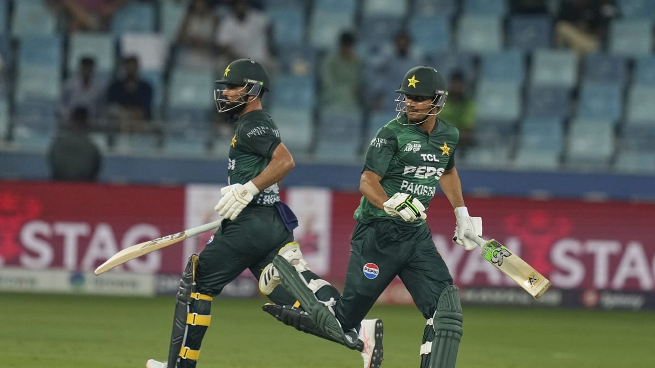 പാകിസ്ഥാന് ഇന്ത്യന്‍ താരങ്ങള്‍ ഹസ്തദാനം നല്‍കാതിരുന്നത് ചര്‍ച്ചയായിരുന്നു. ടോസ് സമയത്ത് ഹസ്തദാനത്തിന് മുതിരരുതെന്ന് മാച്ച് റഫറി ആന്‍ഡി പൈക്രോഫ്റ്റ് പറഞ്ഞിരുന്നതായി ആരോപിച്ച പാക് ടീം, ഇദ്ദേഹത്തെ മത്സരങ്ങളില്‍ നിന്ന് മാറ്റിനിര്‍ത്തണമെന്ന് ആവശ്യപ്പെട്ടിരുന്നു (Image Credits: PTI) 