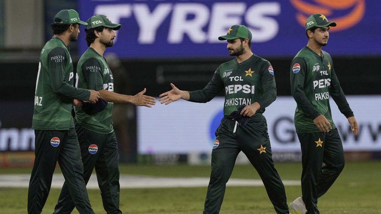 ഏഷ്യാ കപ്പിലെ നിര്‍ണായക മത്സരത്തില്‍ പാകിസ്ഥാന്‍ ഇന്ന് യുഎഇയെ നേരിടും. യുഎഇയ്‌ക്കെതിരെ തോറ്റാല്‍ പാകിസ്ഥാന്‍ പുറത്താകും. യുഎഇയ്‌ക്കെതിരായ മത്സരത്തിന് മുമ്പുള്ള വാര്‍ത്താ സമ്മേളനം പാകിസ്ഥാന്‍ ഒഴിവാക്കി. വാര്‍ത്താ സമ്മേളനം ഒഴിവാക്കിയതിന്റെ കാരണം വ്യക്തമല്ല (Image Credits: PTI)