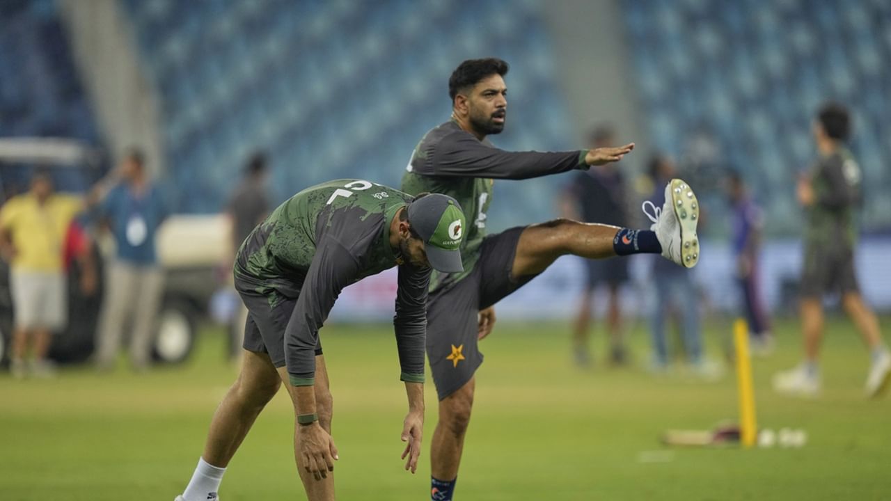 എന്നാല്‍ പാക് ടീമിന്റെ ആവശ്യം ഐസിസി തള്ളി. ഇതേ തുടര്‍ന്ന് യുഎഇയ്‌ക്കെതിരായ മത്സരം ബഹിഷ്‌കരിക്കുമെന്ന് പാക് ടീം നിലപാടെടുത്തു. ഒടുവില്‍ ഏറെ നേരത്തെ ചര്‍ച്ചകള്‍ക്കൊടുവിലാണ് പാക് ടീം കളിക്കാനിറങ്ങിയത് (Image Credits: PTI)