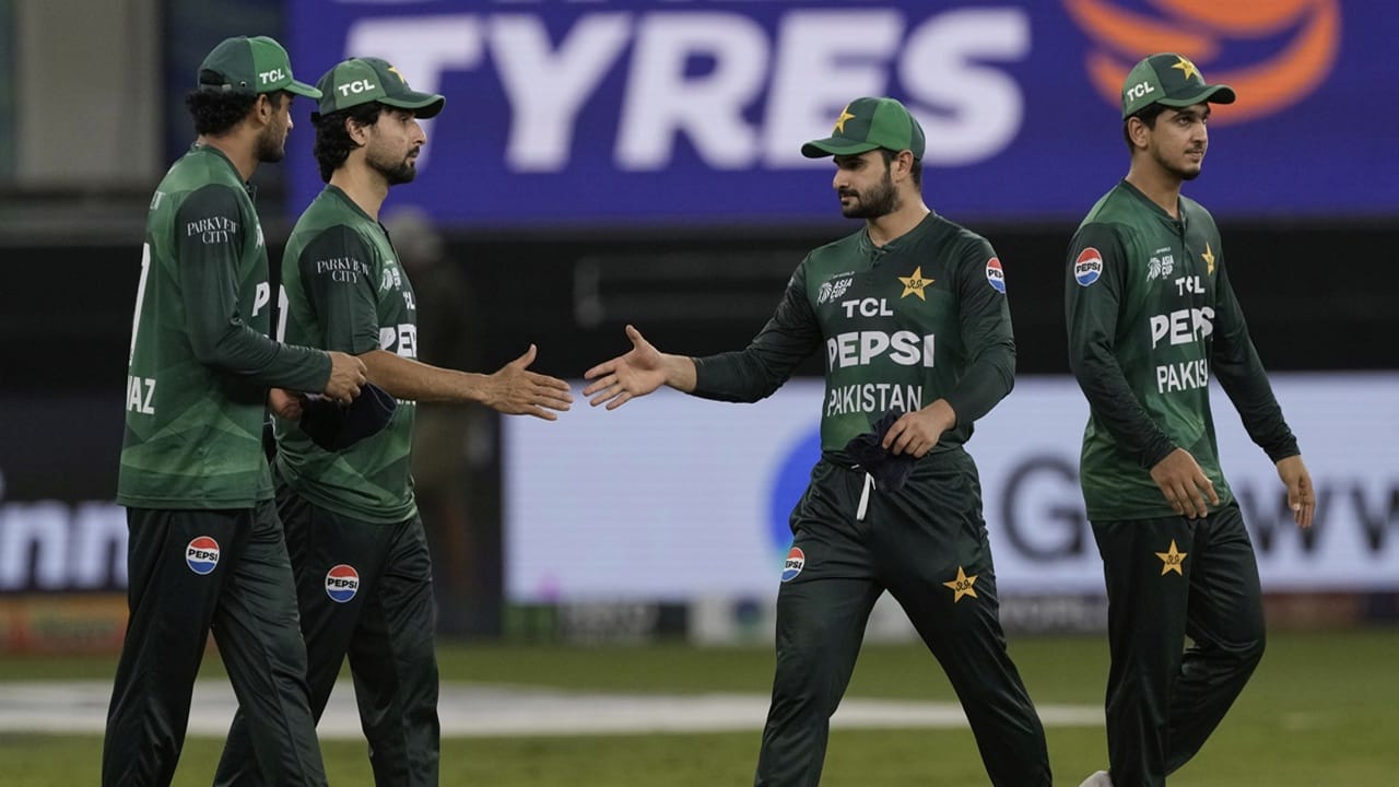 ഏതാണ്ട് ഒരു മണിക്കൂറോളം വൈകിയാണ് മത്സരം ആരംഭിച്ചതും. ഇത് ഗുരുതര അച്ചടക്ക ലംഘനമായാണ് ഐസിസി കാണുന്നത്. തുടര്‍ന്ന് പ്രോട്ടോക്കോള്‍ ലംഘനം പല തവണ നടന്നതായി ചൂണ്ടിക്കാട്ടി ഐസിസി പാക് ക്രിക്കറ്റ് ബോര്‍ഡിന് മെയില്‍ അയച്ചു (Image Credits: PTI) 