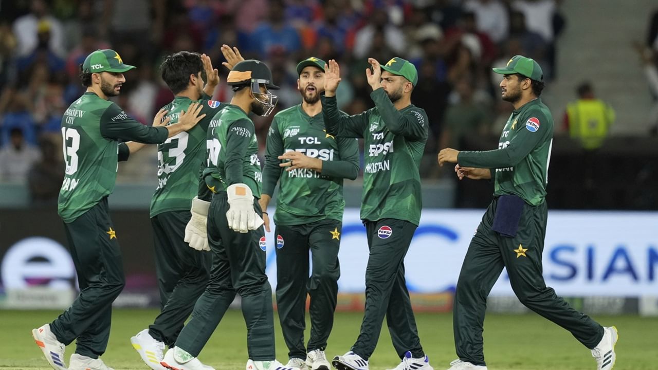 പൈക്രോഫ്റ്റിനെ മാറ്റിയില്ലെങ്കില്‍ ടൂര്‍ണമെന്റ് ബഹിഷ്‌കരിക്കുമെന്നായിരുന്നു പാകിസ്ഥാന്റെ ഭീഷണി. എന്നാല്‍ ആവശ്യം ഐസിസി തള്ളിയചോടെ പാകിസ്ഥാന്‍ യൂടേണ്‍ അടിച്ചു. ഇതുമായി ബന്ധപ്പെട്ടുള്ള ചോദ്യങ്ങള്‍ ഒഴിവാക്കാനാണ് പാക് ടീം വാര്‍ത്താ സമ്മേളനം ഒഴിവാക്കിയതെന്നാണ് സൂചന  (Image Credits: PTI)