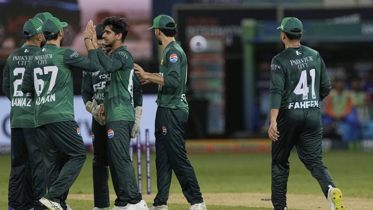 ഗ്രൂപ്പ് എയിലാണ് പാകിസ്ഥാന്‍. രണ്ട് മത്സരങ്ങളില്‍ ഓരോന്ന് വീതം ജയിക്കുകയും തോല്‍ക്കുകയും ചെയ്തു. ഒമാനെ തോല്‍പിച്ച പാകിസ്ഥാന്‍, ഇന്ത്യയോട് തോറ്റു. ഗ്രൂപ്പ് എയില്‍ രണ്ടും ജയിച്ച ഇന്ത്യ ഇതിനകം സൂപ്പര്‍ ഫോറില്‍ പ്രവേശിച്ചു  (Image Credits: PTI)