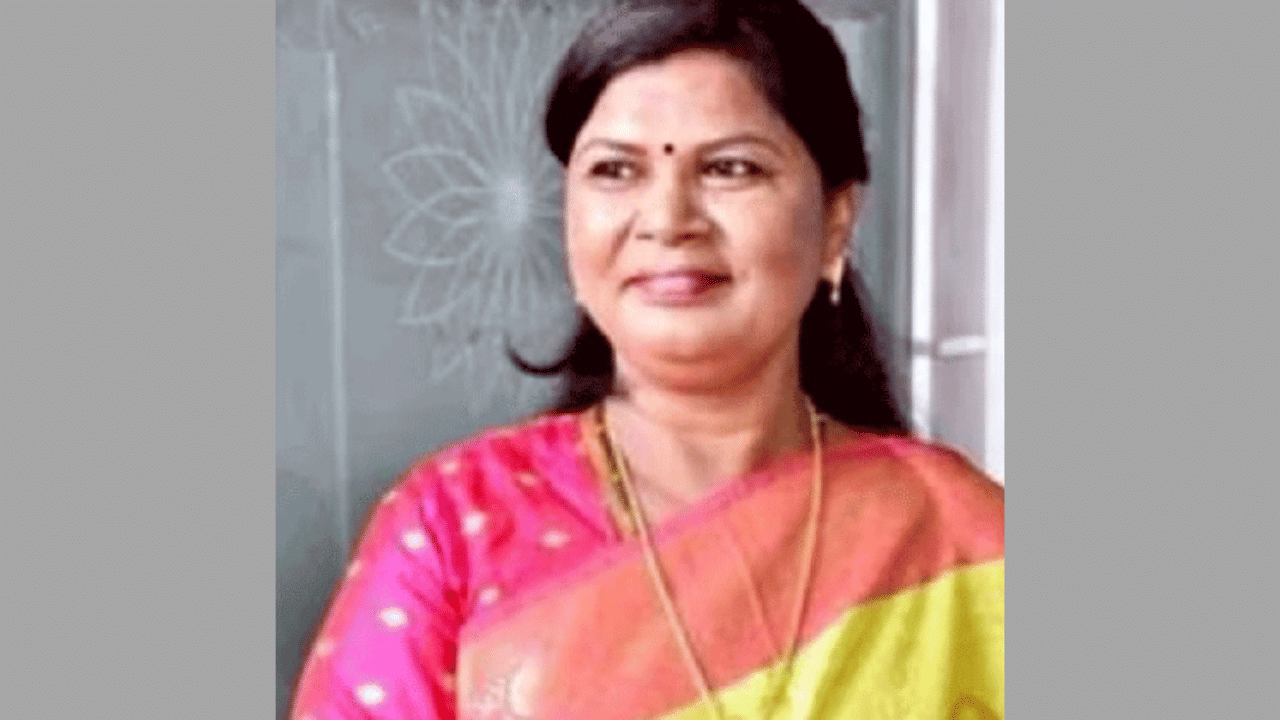 DMK Panchayat President: ബസ് യാത്രക്കിടെ മാല മോഷണം, വനിത പഞ്ചായത്ത് പ്രസിഡന്റ് അറസ്റ്റിൽ DMK Panchayat President: ബസ് യാത്രക്കിടെ മാല മോഷണം, വനിത പഞ്ചായത്ത് പ്രസിഡന്റ് അറസ്റ്റിൽ