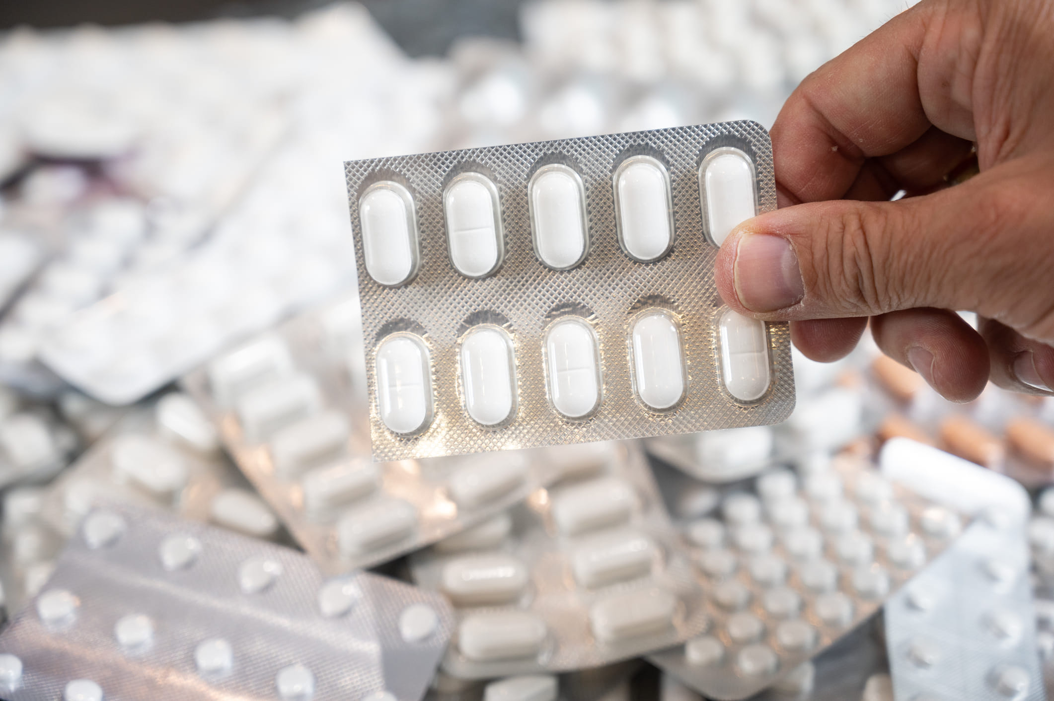 അമിത അളവിൽ പാരാസെറ്റമോള്‍ കഴിക്കുന്നത് വയറ്റിൽ അസ്വസ്ഥത, ഓക്കാനും, ​ദഹനനാളത്തിന്റെ രക്തസ്രാവം എന്നിവയ്ക്ക് കാരണമാകും. 