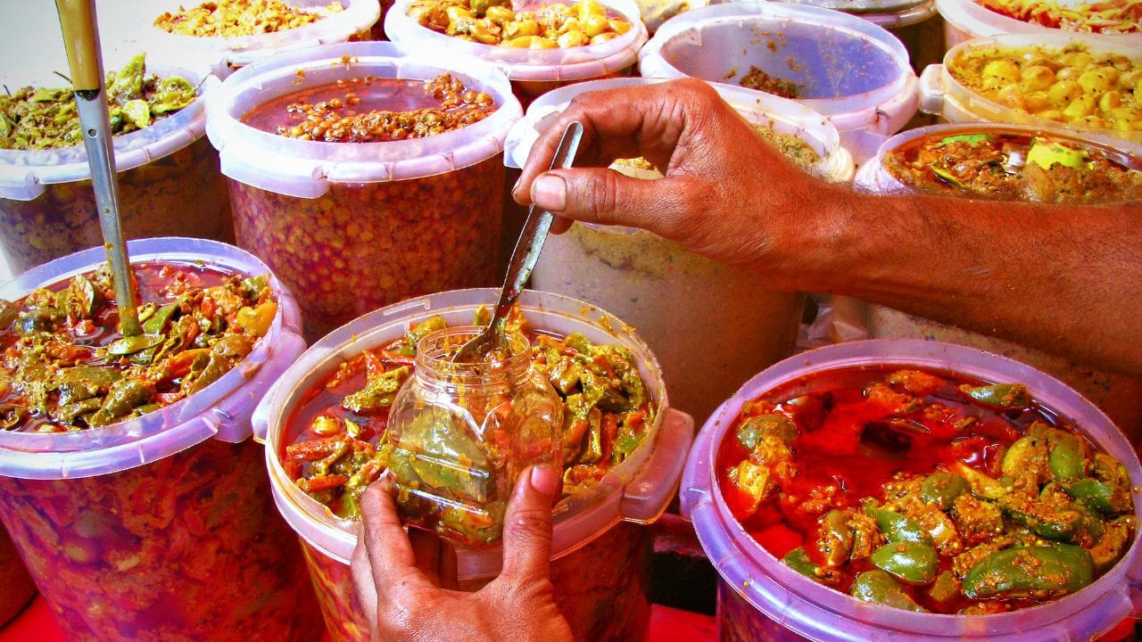 മലയാളികള്‍ക്കിടയില്‍ നോണ്‍ വെജ് അച്ചാറുകള്‍ക്ക് വലിയ പ്രചാരമുണ്ട്. പണ്ടുകാലം മുതല്‍ക്കെ മലയാളികള്‍ വ്യാപകമായി നോണ്‍ വെജ് അച്ചാറുകള്‍ ഉപയോഗിക്കുന്നു. ചിക്കന്‍, മീന്‍ തുടങ്ങി എന്തും അച്ചാറിടാം. മാംസത്തില്‍ നിന്ന് പ്രോട്ടീന്‍, ഇരുമ്പ്, വൈറ്റമിന്‍ ബി 12 എന്നിങ്ങനെയുള്ള പോഷകങ്ങള്‍ നമ്മുടെ ശരീരത്തിലേക്ക് എത്തുന്നു. (Image Credits: Getty Images)