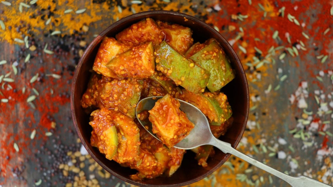 നോണ്‍ വെജ് അച്ചാറുകളുടെ രുചി നമ്മളെ വല്ലാതെ ആകര്‍ഷിക്കുന്നു. വലിയ അളവില്‍ തന്നെ എണ്ണയും മസാലയും ചേര്‍ത്താണ് ഈ അച്ചാറുകള്‍ നിര്‍മിക്കുന്നത്. എന്നാല്‍ ഇത് നമ്മുടെ ആരോഗ്യത്തിന് നല്ലതാണോ? 

