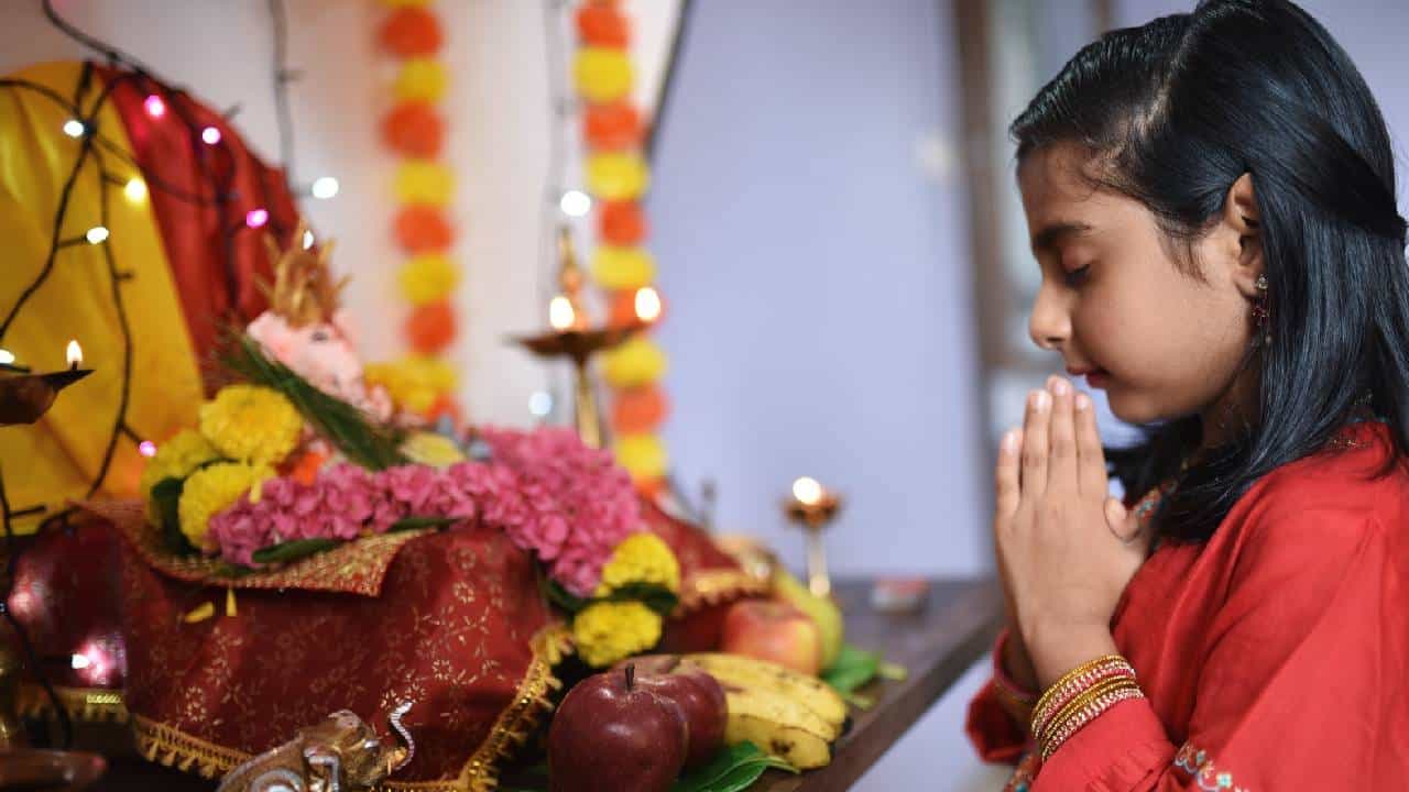 Pooja Veppu Time: ഇന്ന് പൂജവയ്പ്പ്; പൂജവയ്ക്കേണ്ടത് എങ്ങനെ? എടുക്കുമ്പോൾ ശ്രദ്ധിക്കേണ്ട കാര്യങ്ങൾ