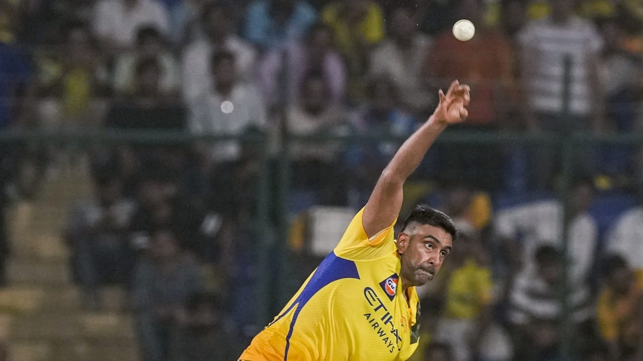 കഴിഞ്ഞ ഡിസംബറില്‍ ബോര്‍ഡര്‍ ഗവാസ്‌കര്‍ ട്രോഫിക്കിടെയാണ് അശ്വിന്‍ രാജ്യാന്തര ക്രിക്കറ്റില്‍ നിന്ന് വിരമിച്ചത്. ചെന്നൈ സൂപ്പര്‍ കിങ്‌സ് താരമായിരുന്ന അശ്വിന്‍ കഴിഞ്ഞ മാസം ഐപിഎല്ലില്‍ നിന്നും വിരമിച്ചു. താരം വിദേശ ലീഗുകളില്‍ കളിക്കുമെന്ന് സൂചനകളുണ്ടായിരുന്നു (Image Credits: PTI)