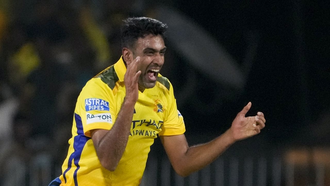 മുന്‍ ഇന്ത്യന്‍ ഓള്‍ റൗണ്ടര്‍ രവിചന്ദ്രന്‍ അശ്വിന്‍ ഓസ്‌ട്രേലിയയിലെ ബിഗ് ബാഷ് ലീഗ് കളിക്കും. സിഡ്‌നി തണ്ടര്‍ ആര്‍ അശ്വിനെ സ്വന്തമാക്കി. ബിഗ് ബാഷ് ഇക്കാര്യം ഔദ്യോഗികമായി സ്ഥിരീകരിച്ചു. നേരത്തെ അനൗദ്യോഗിക സൂചനകളുണ്ടായിരുന്നു (Image Credits: PTI)